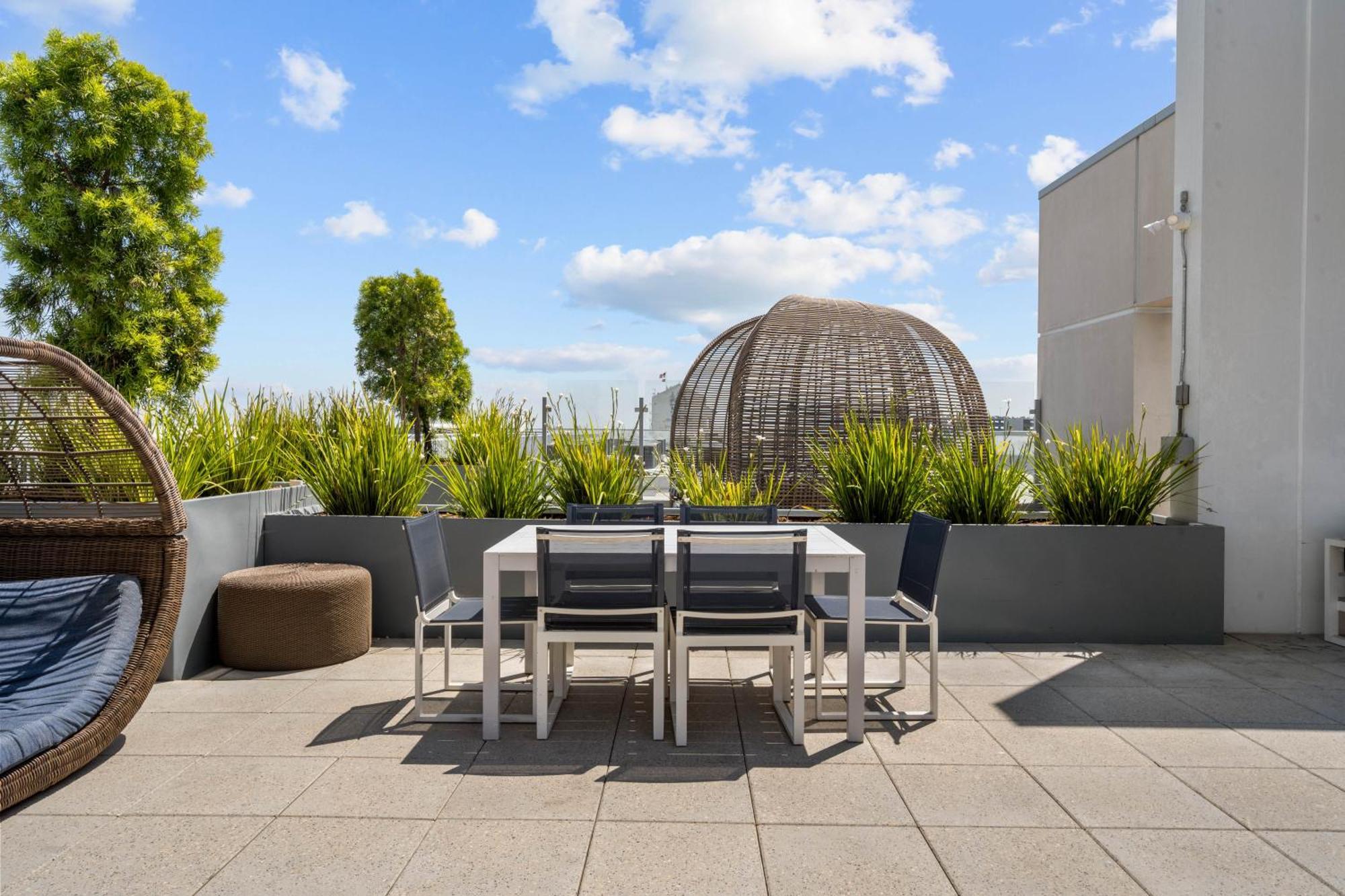 Large Dtla Townhome On-site Free Parking, A Rooftop Gym, & A Pool * Los Angeles