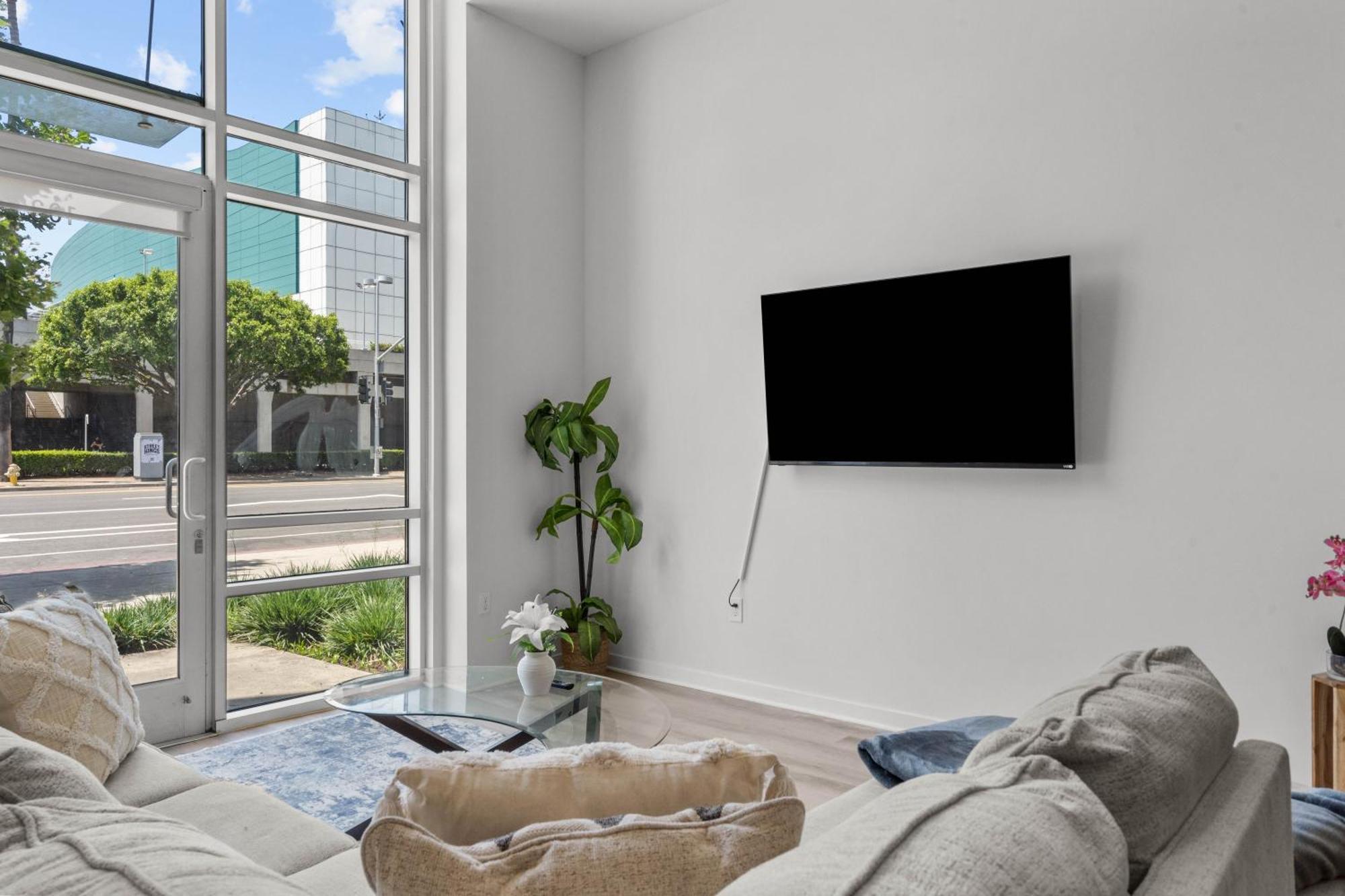Large Dtla Townhome On-site Free Parking, A Rooftop Gym, & A Pool *
