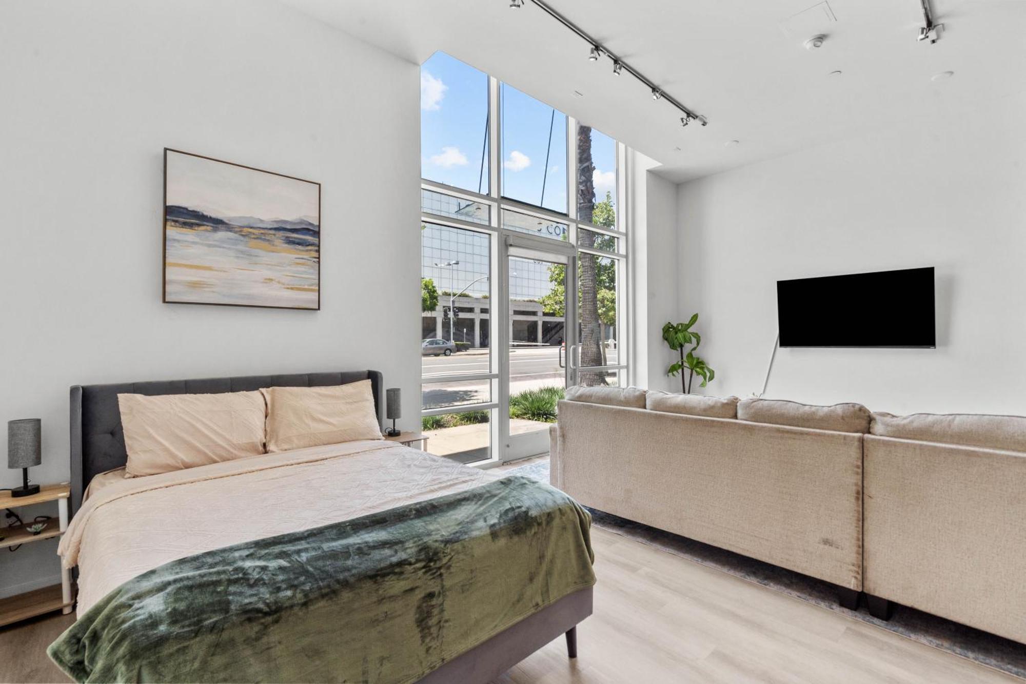 Large Dtla Townhome On-site Free Parking, A Rooftop Gym, & A Pool