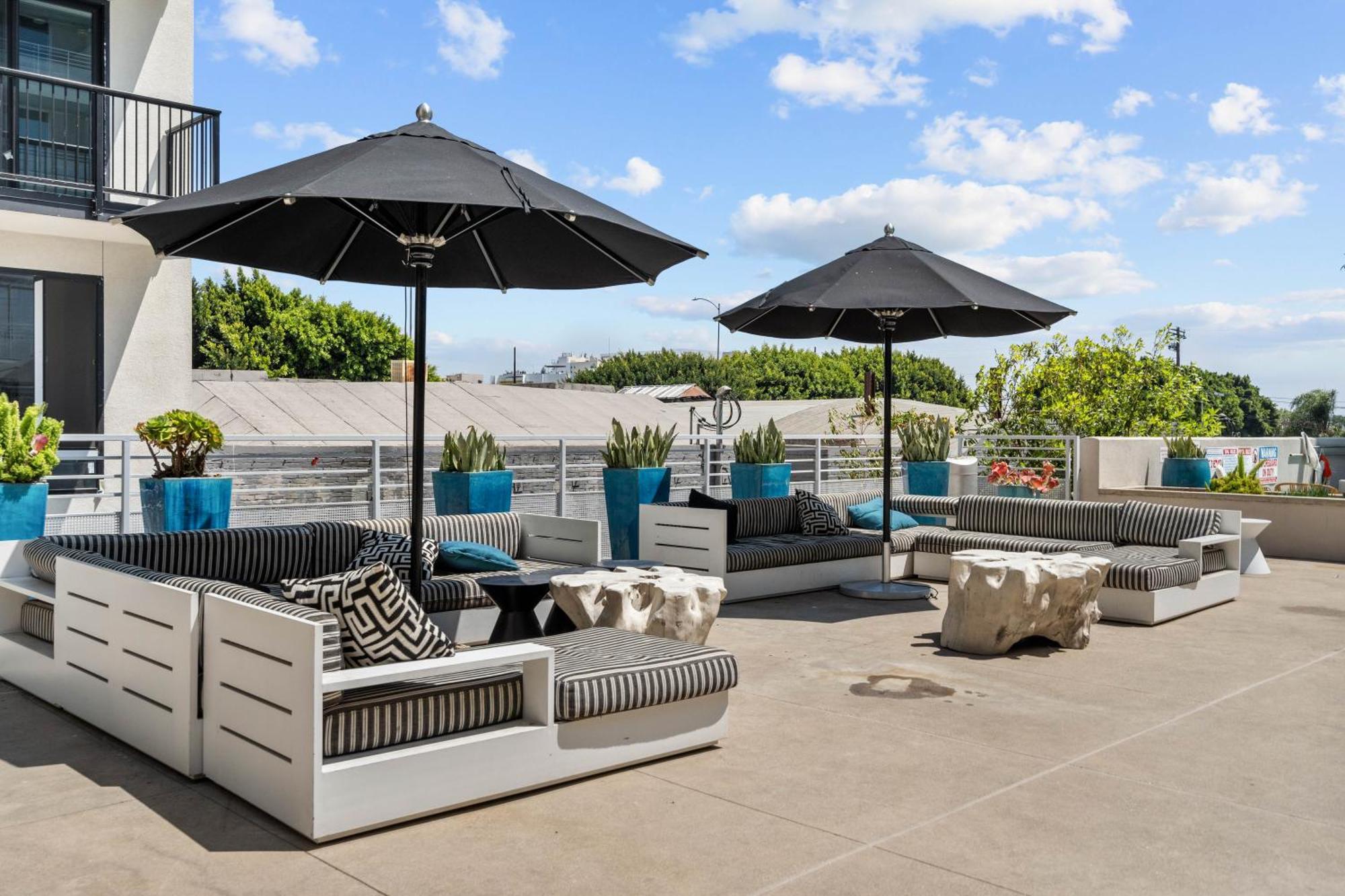 Large Dtla Townhome On-site Free Parking, A Rooftop Gym, & A Pool * Los Angeles