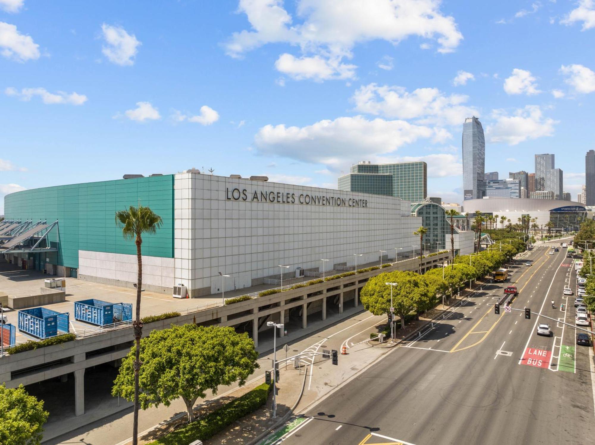Large Dtla Townhome On-site Free Parking, A Rooftop Gym, & A Pool