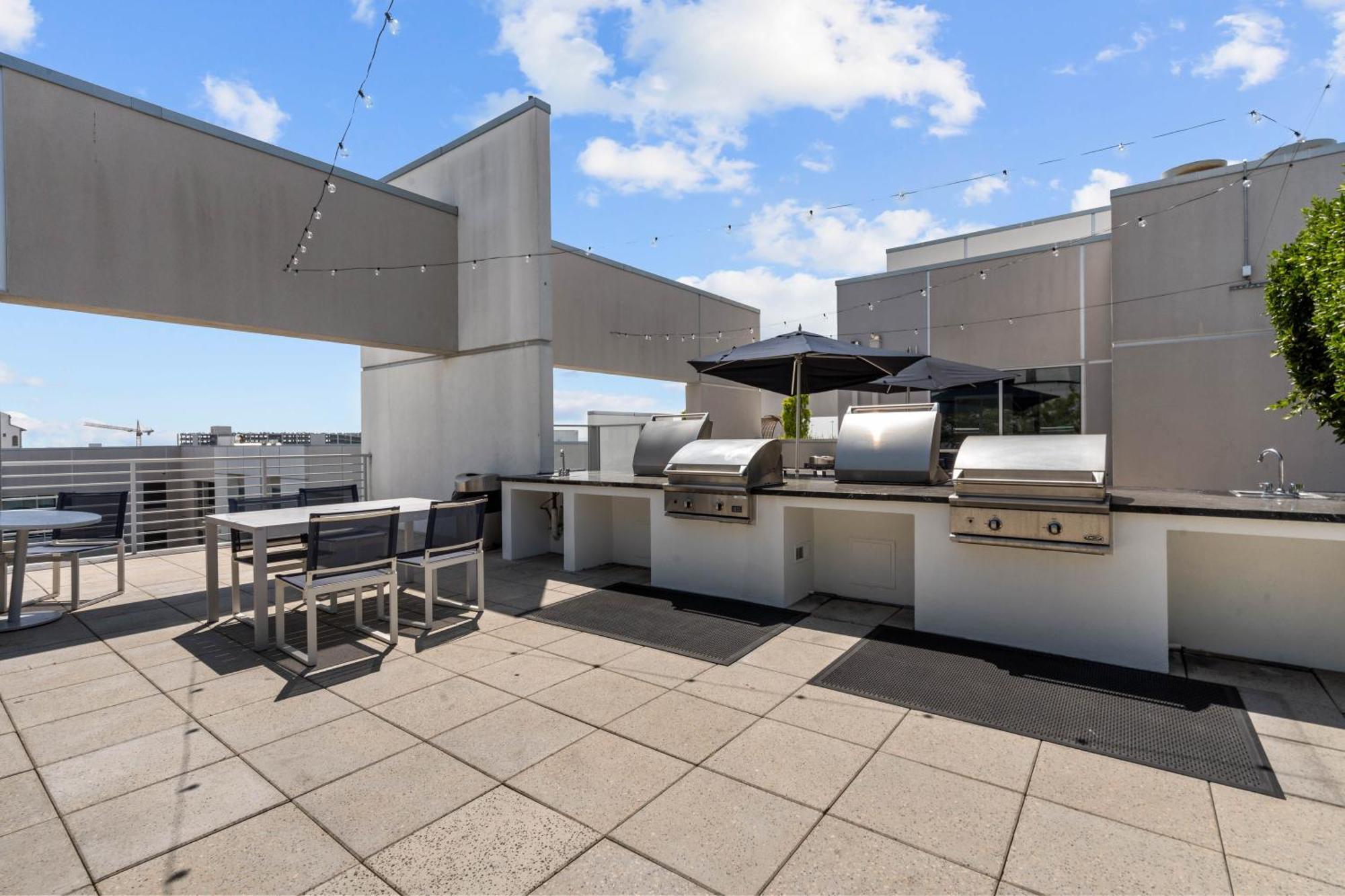 Large Dtla Townhome On-site Free Parking, A Rooftop Gym, & A Pool Los Angeles