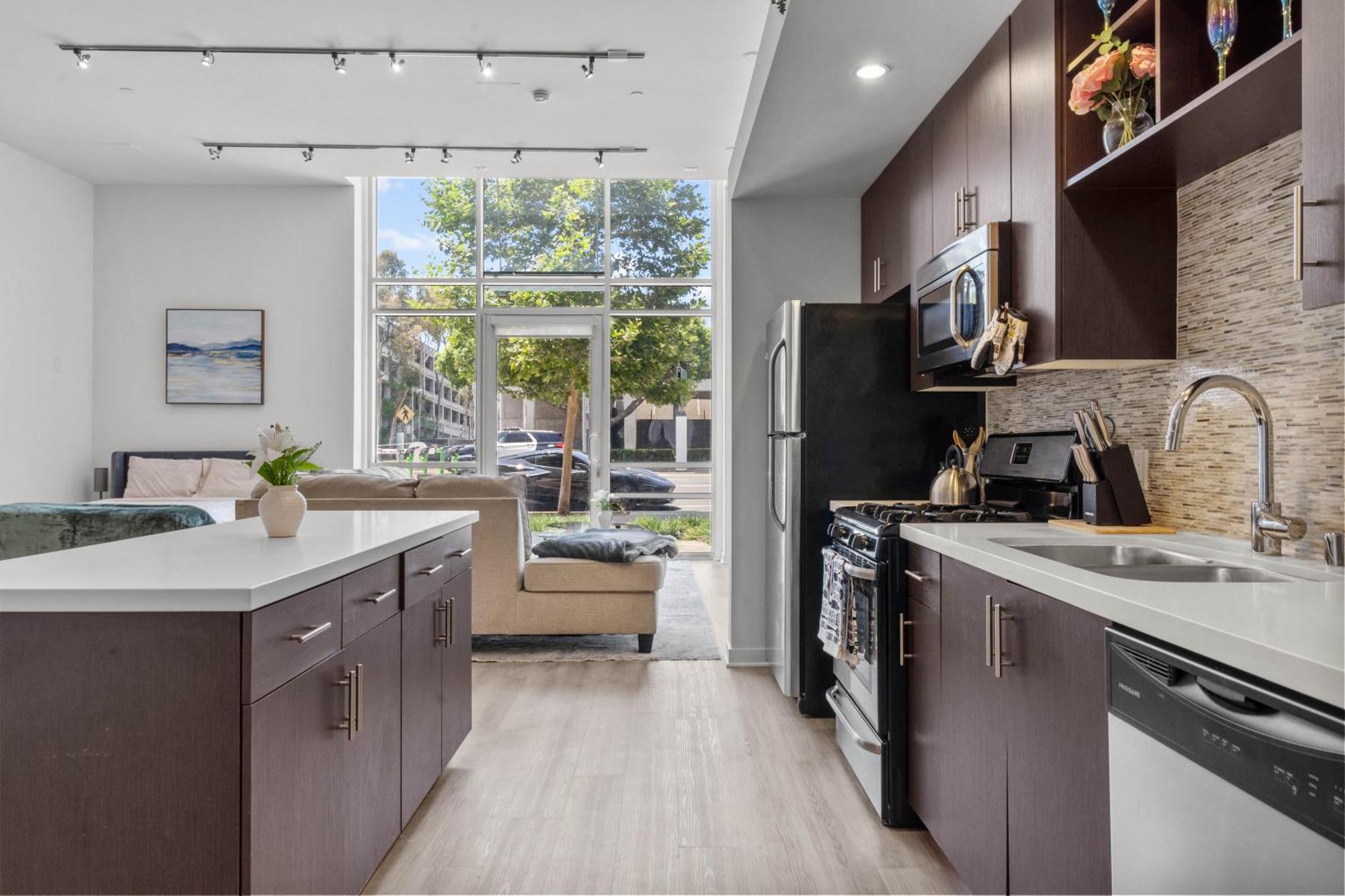 Large Dtla Townhome On-site Free Parking, A Rooftop Gym, & A Pool
