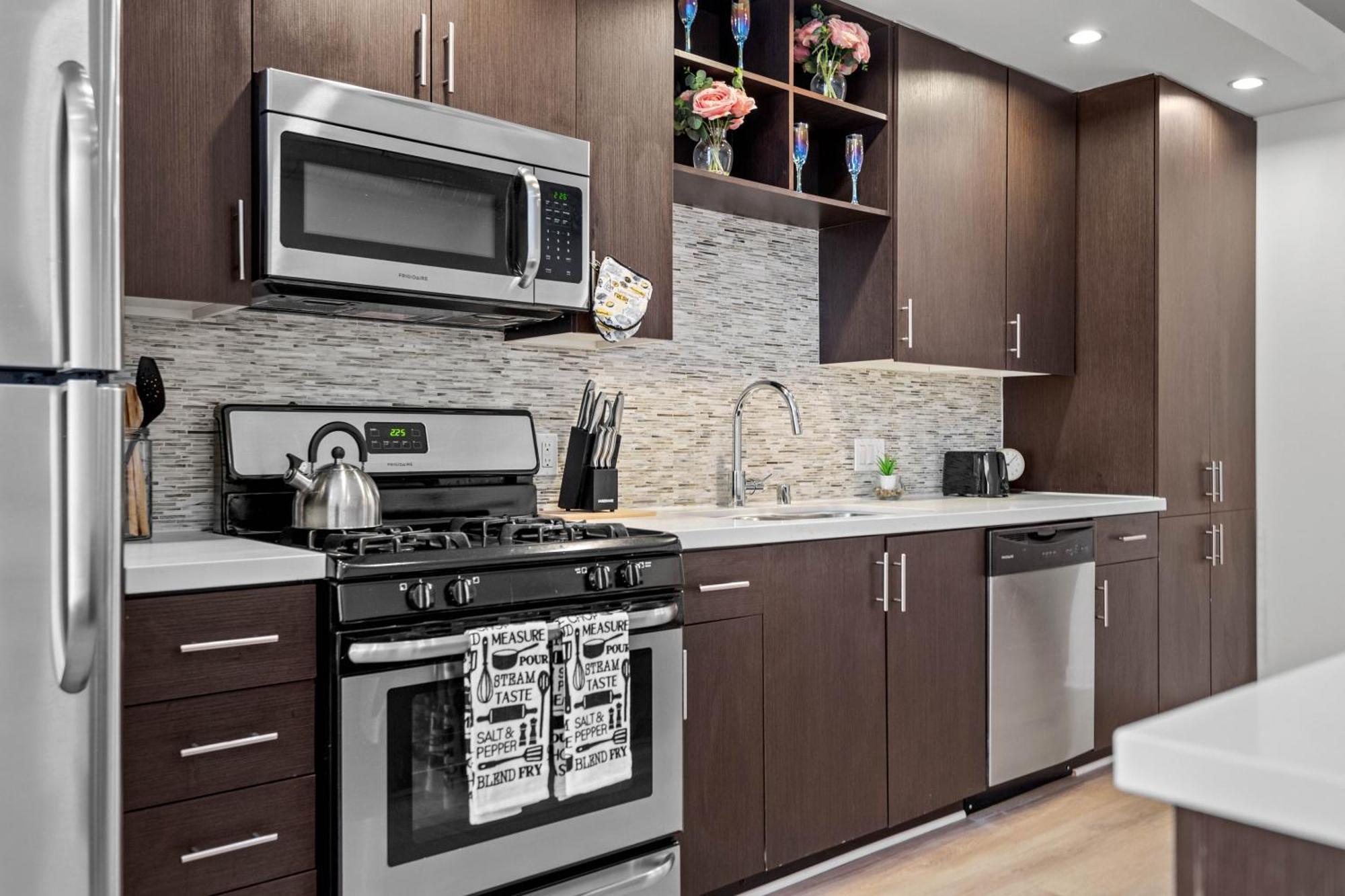 Large Dtla Townhome On-site Free Parking, A Rooftop Gym, & A Pool Apartment Los Angeles