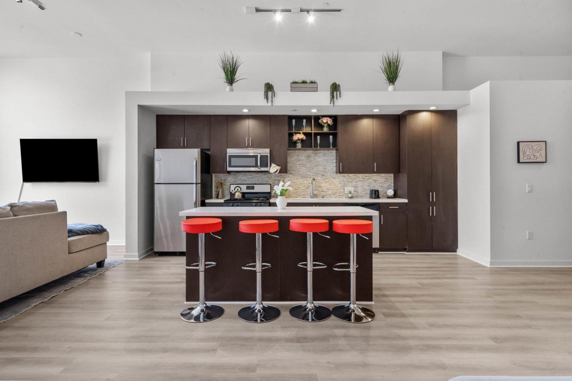 Large Dtla Townhome On-site Free Parking, A Rooftop Gym, & A Pool