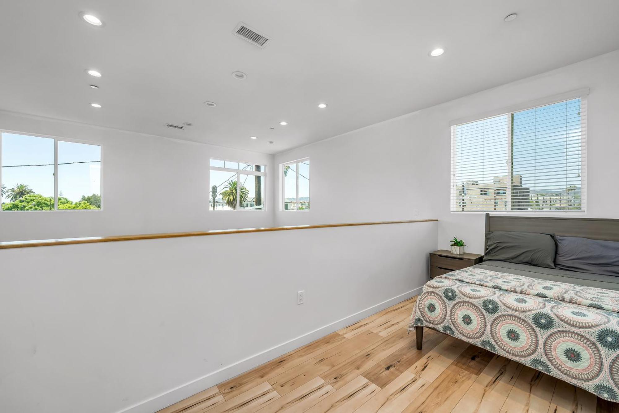 Apartment Chic 3-levels Loft-style 2-bedroom 2-bathroom By Hollywood Los Angeles