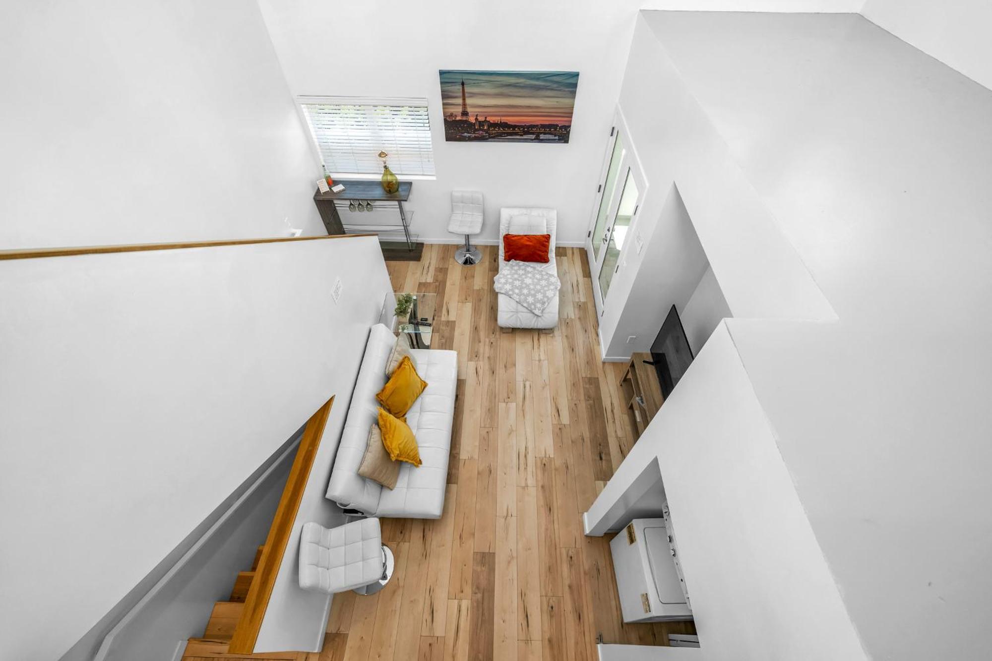 Chic 3-levels Loft-style 2-bedroom 2-bathroom By Hollywood *
