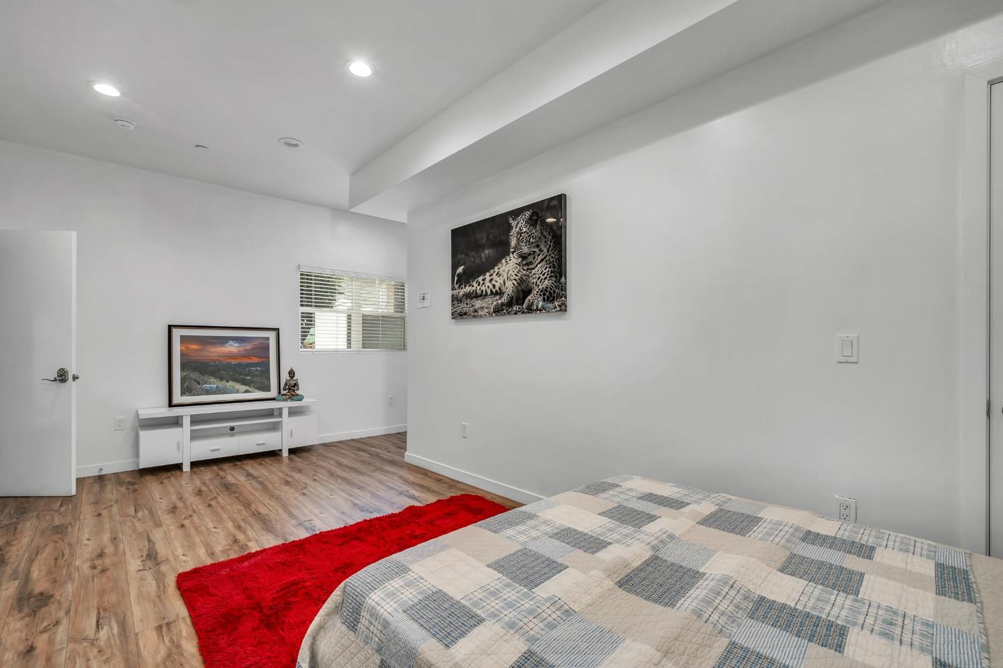 Chic 3-levels Loft-style 2-bedroom 2-bathroom By Hollywood *