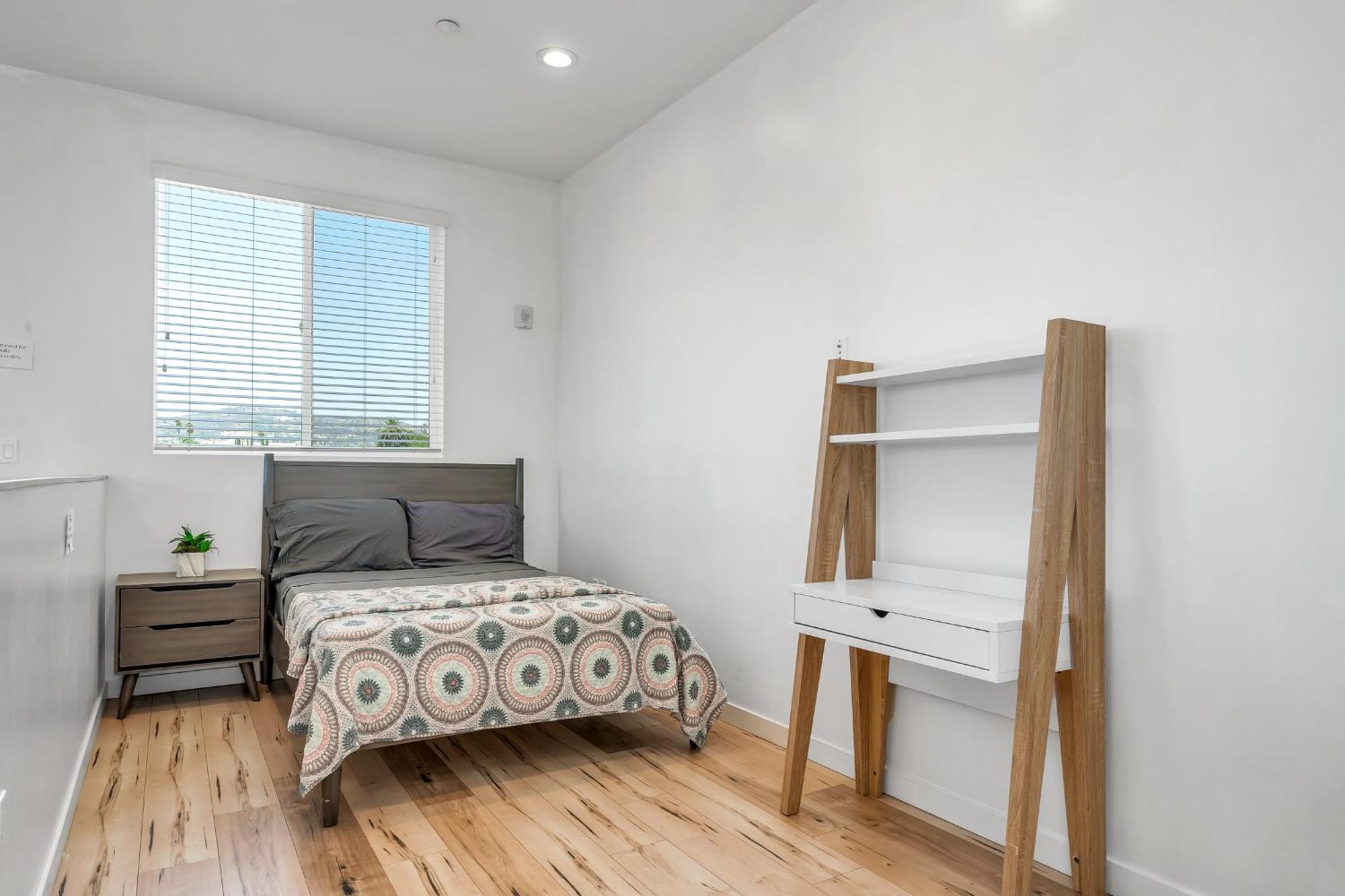Chic 3-levels Loft-style 2-bedroom 2-bathroom By Hollywood