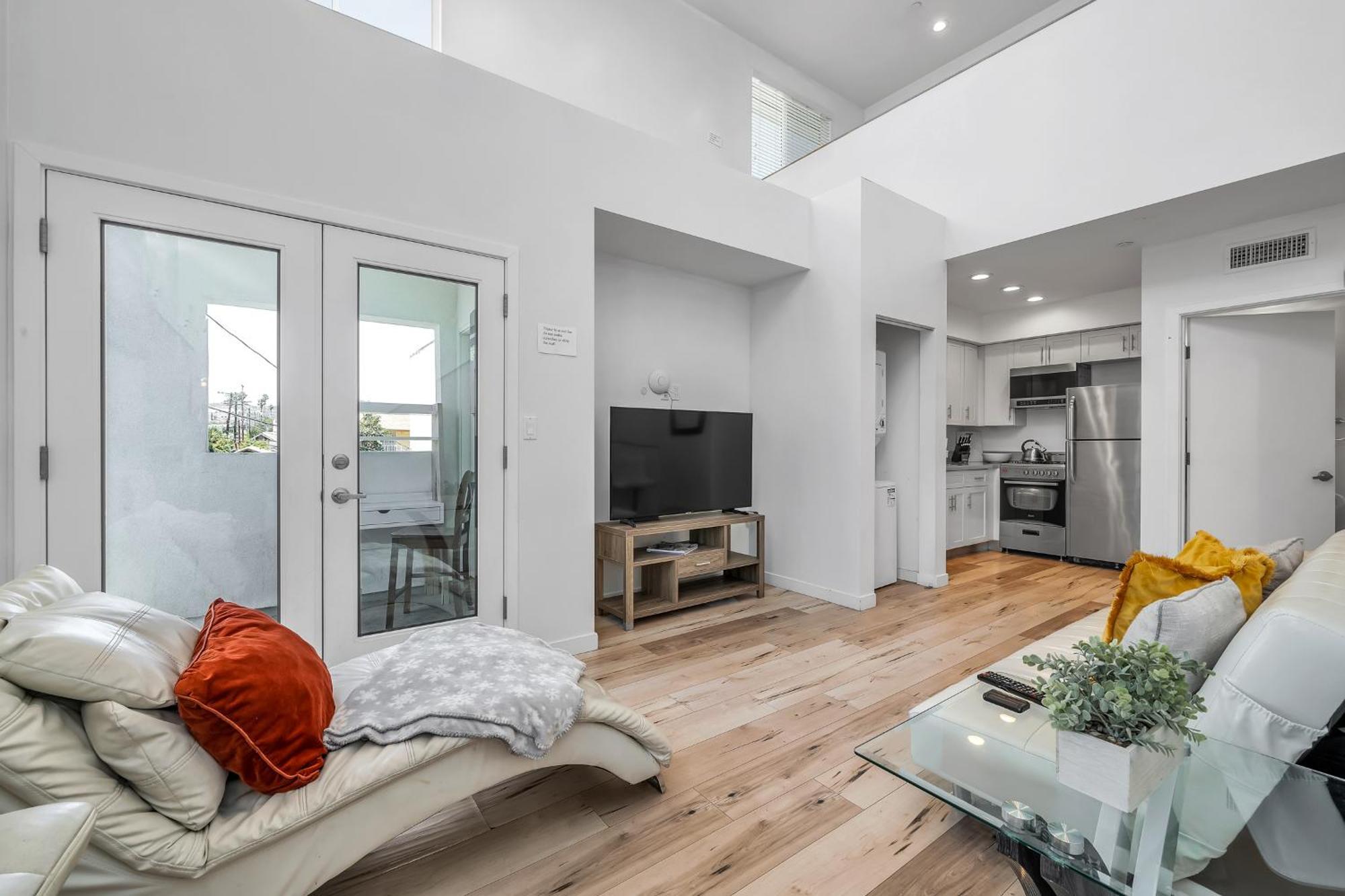 Chic 3-levels Loft-style 2-bedroom 2-bathroom By Hollywood Los Angeles