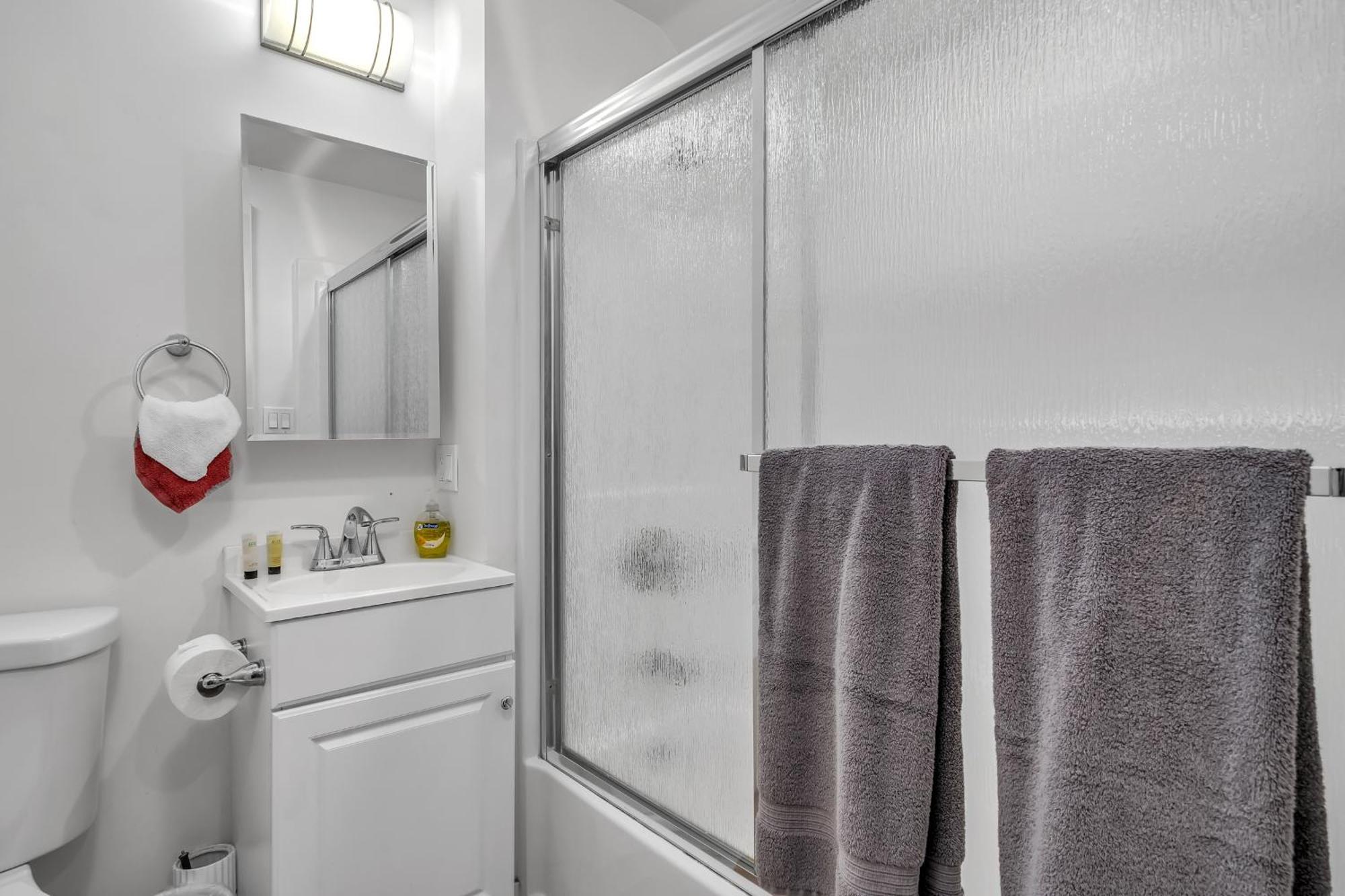 Chic 3-levels Loft-style 2-bedroom 2-bathroom By Hollywood Apartment