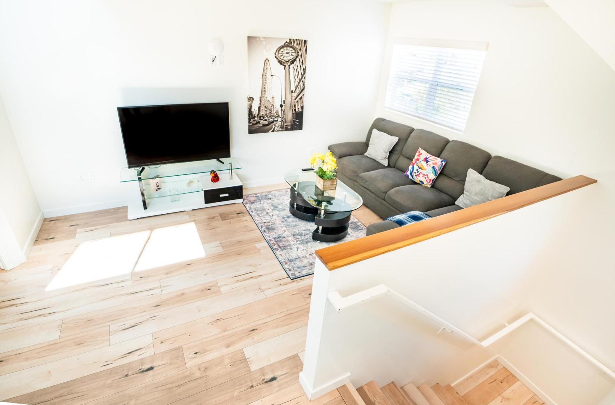 Apartment Unique 3-level Loft With One Bedroom & Two Full Bathroom