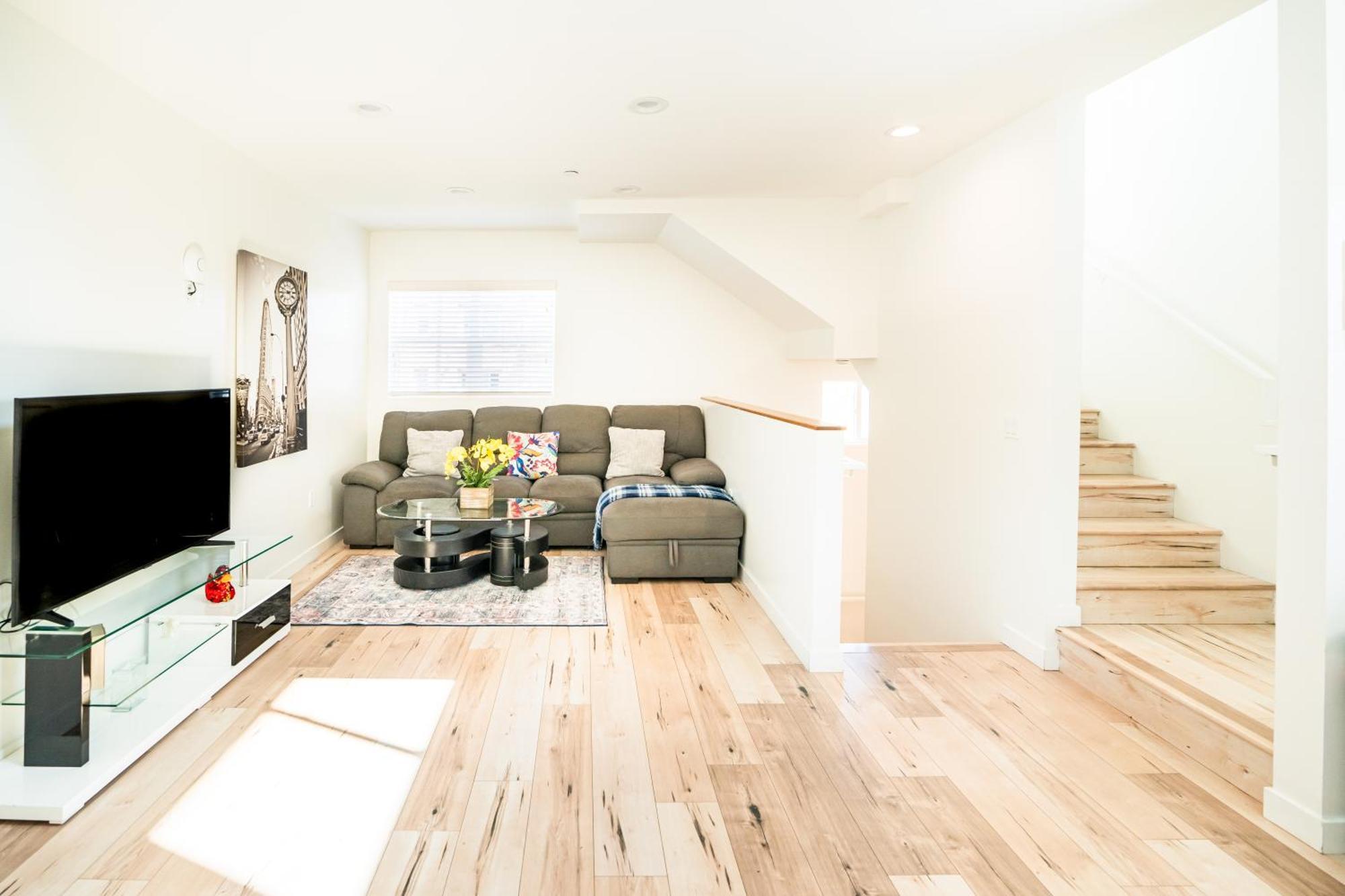 Apartment Unique 3-level Loft With One Bedroom & Two Full Bathroom *