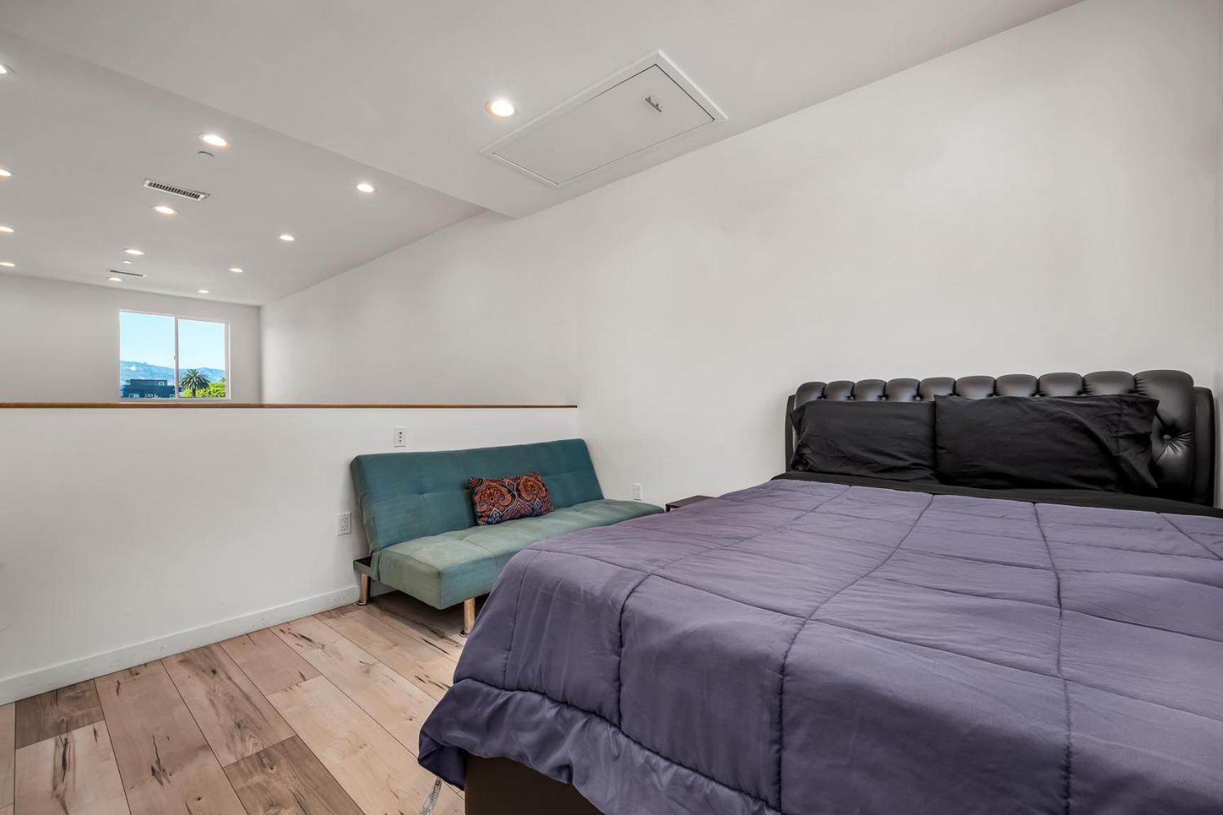 Apartment 1-bedroom Lofts In Hollywood Modern Design, Balcony, Parking & Hollywood Sign Los Angeles
