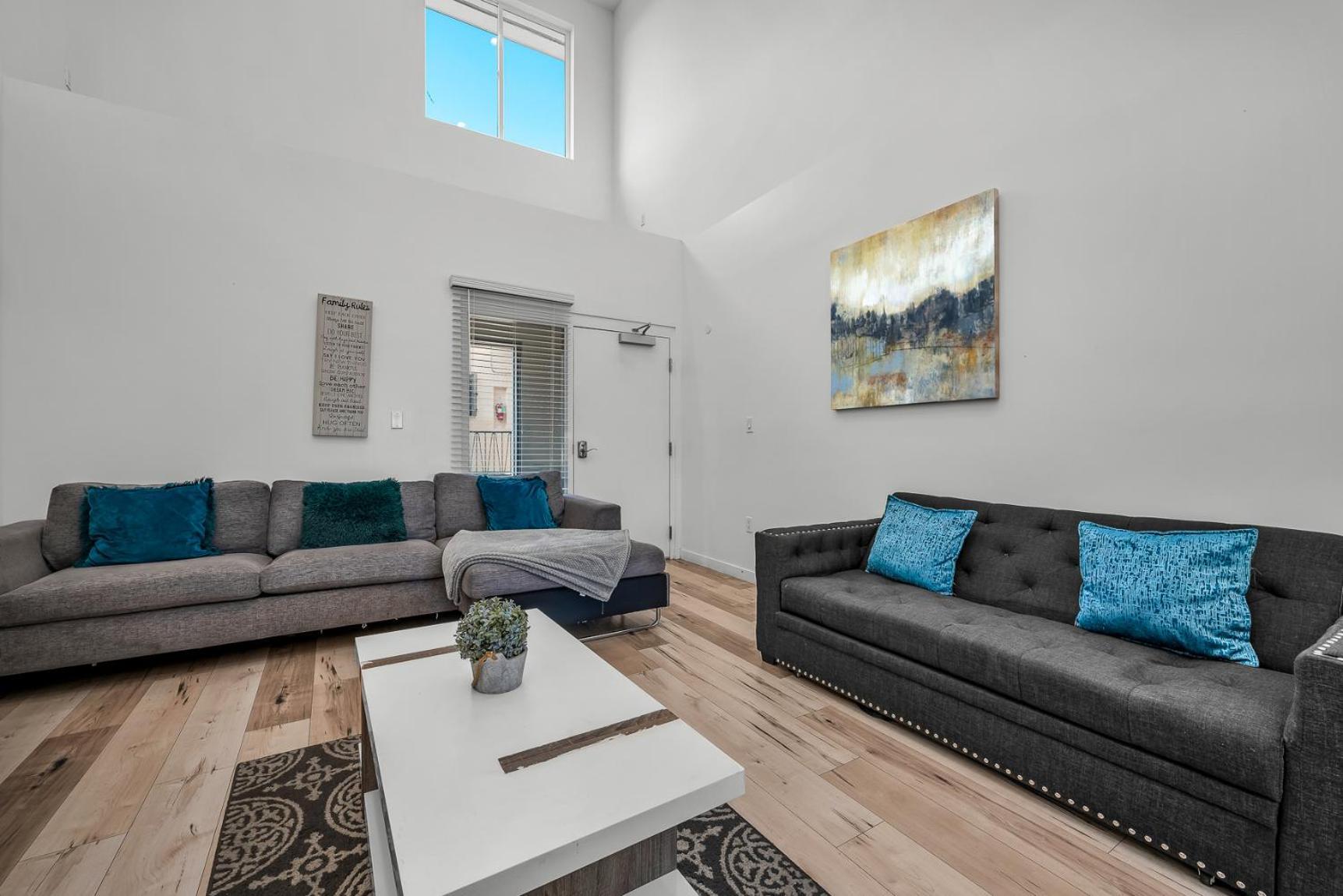 1-bedroom Lofts In Hollywood Modern Design, Balcony, Parking & Hollywood Sign *
