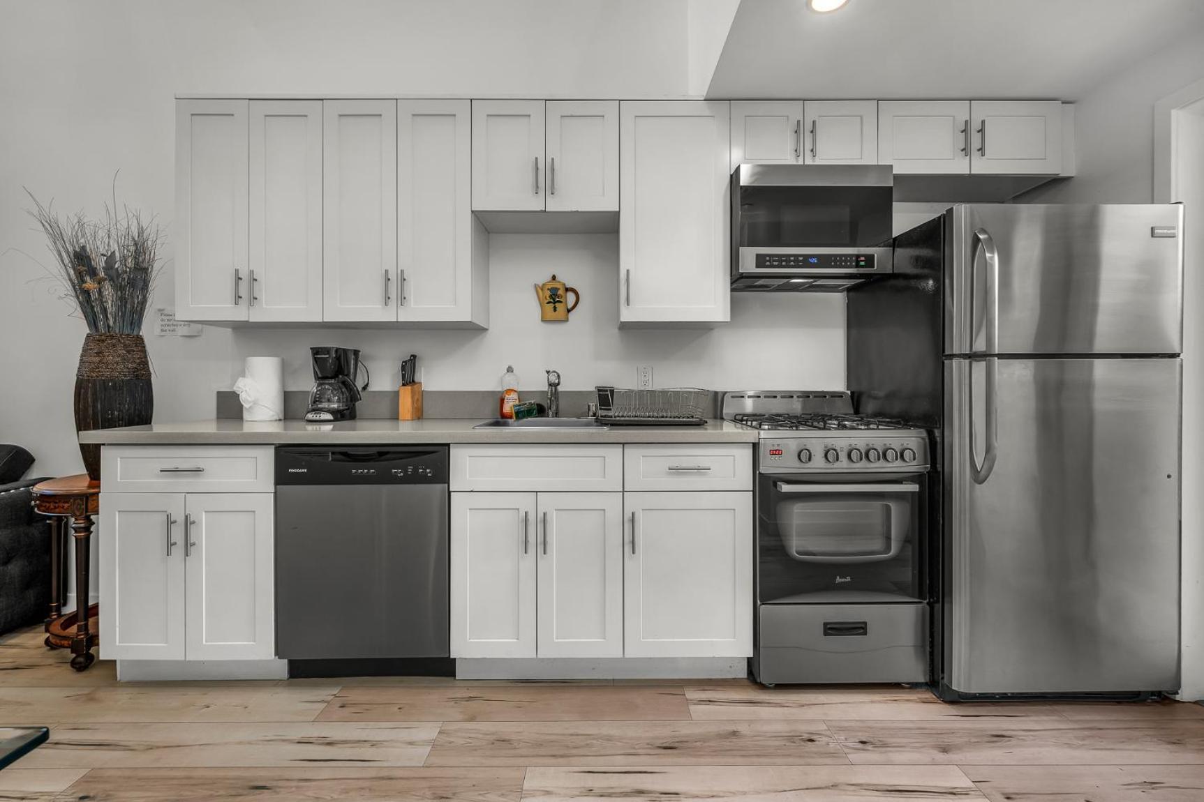 Apartment 1-bedroom Lofts In Hollywood Modern Design, Balcony, Parking & Hollywood Sign Los Angeles