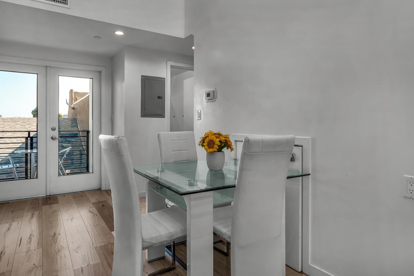 Apartment 1-bedroom Lofts In Hollywood Modern Design, Balcony, Parking & Hollywood Sign *