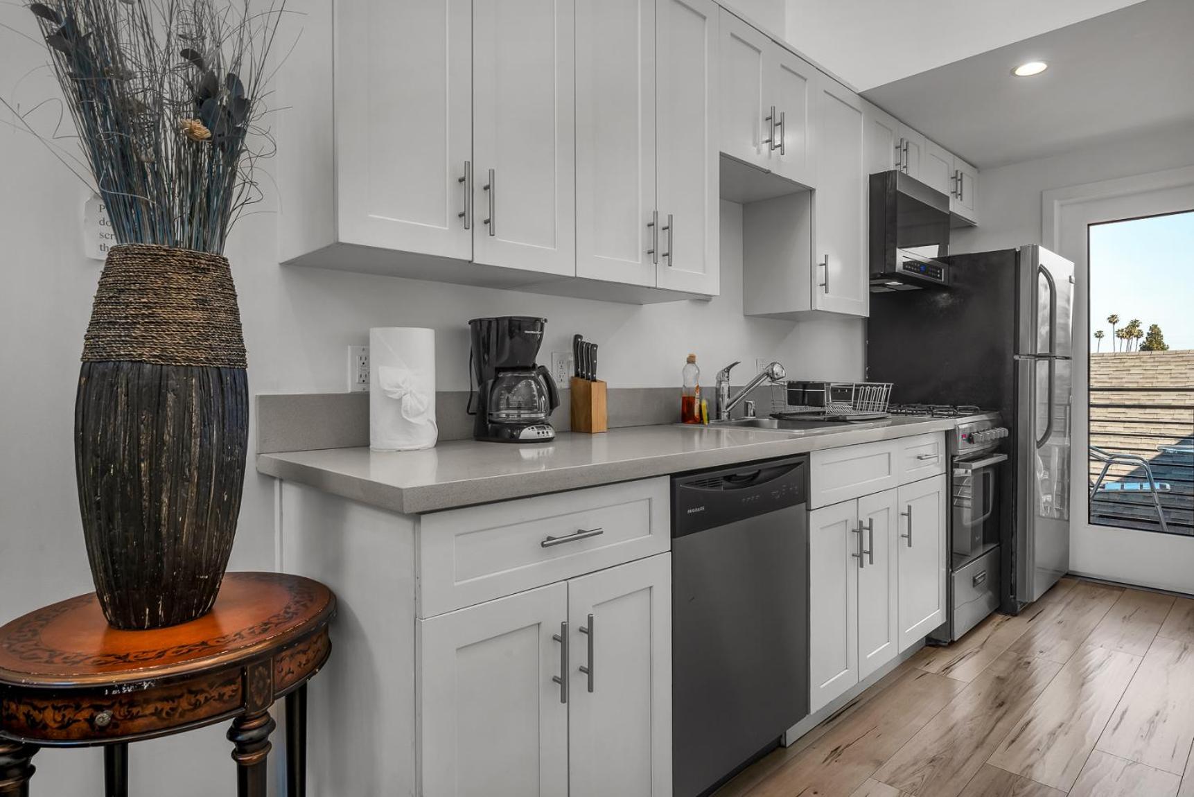 1-bedroom Lofts In Hollywood Modern Design, Balcony, Parking & Hollywood Sign Apartment Los Angeles