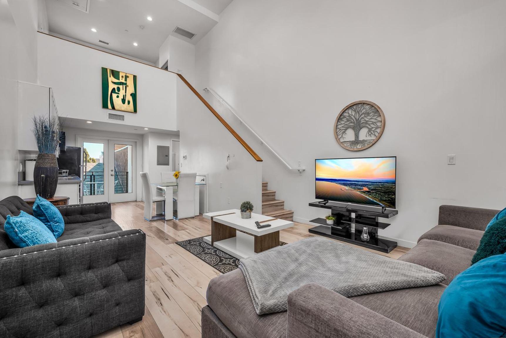 1-bedroom Lofts In Hollywood Modern Design, Balcony, Parking & Hollywood Sign