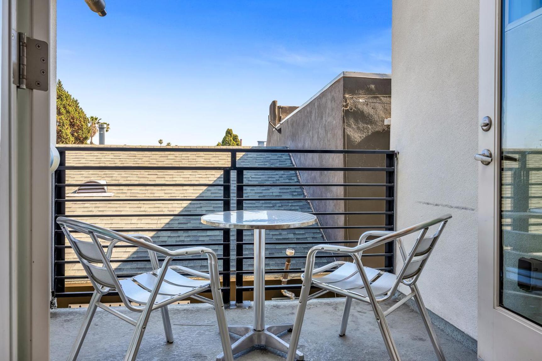1-bedroom Lofts In Hollywood Modern Design, Balcony, Parking & Hollywood Sign
