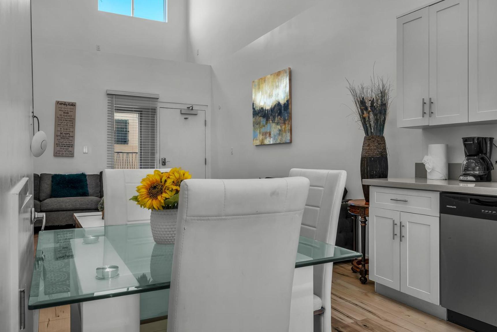 Apartment 1-bedroom Lofts In Hollywood Modern Design, Balcony, Parking & Hollywood Sign Los Angeles