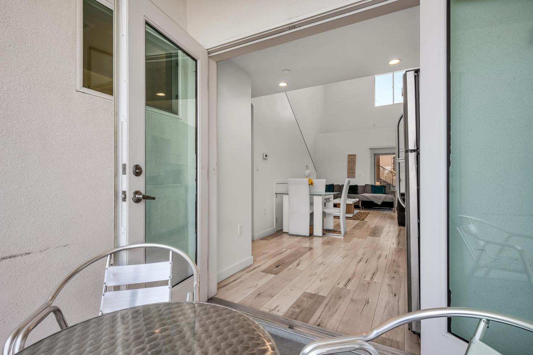 Apartment 1-bedroom Lofts In Hollywood Modern Design, Balcony, Parking & Hollywood Sign *