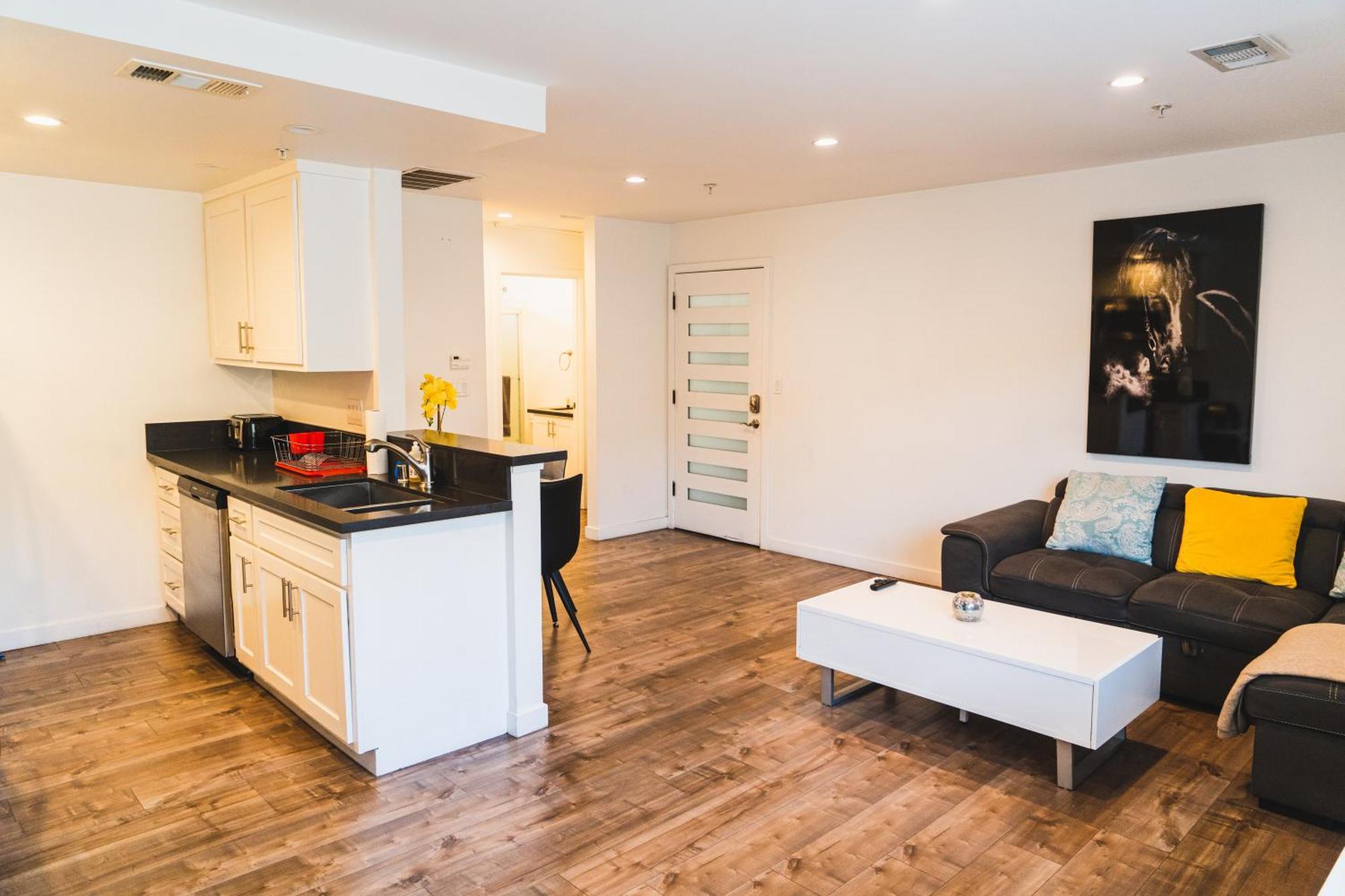 Chic Large One Bedroom With Dinning Area In Hear Of Koreatown With Free Parking *