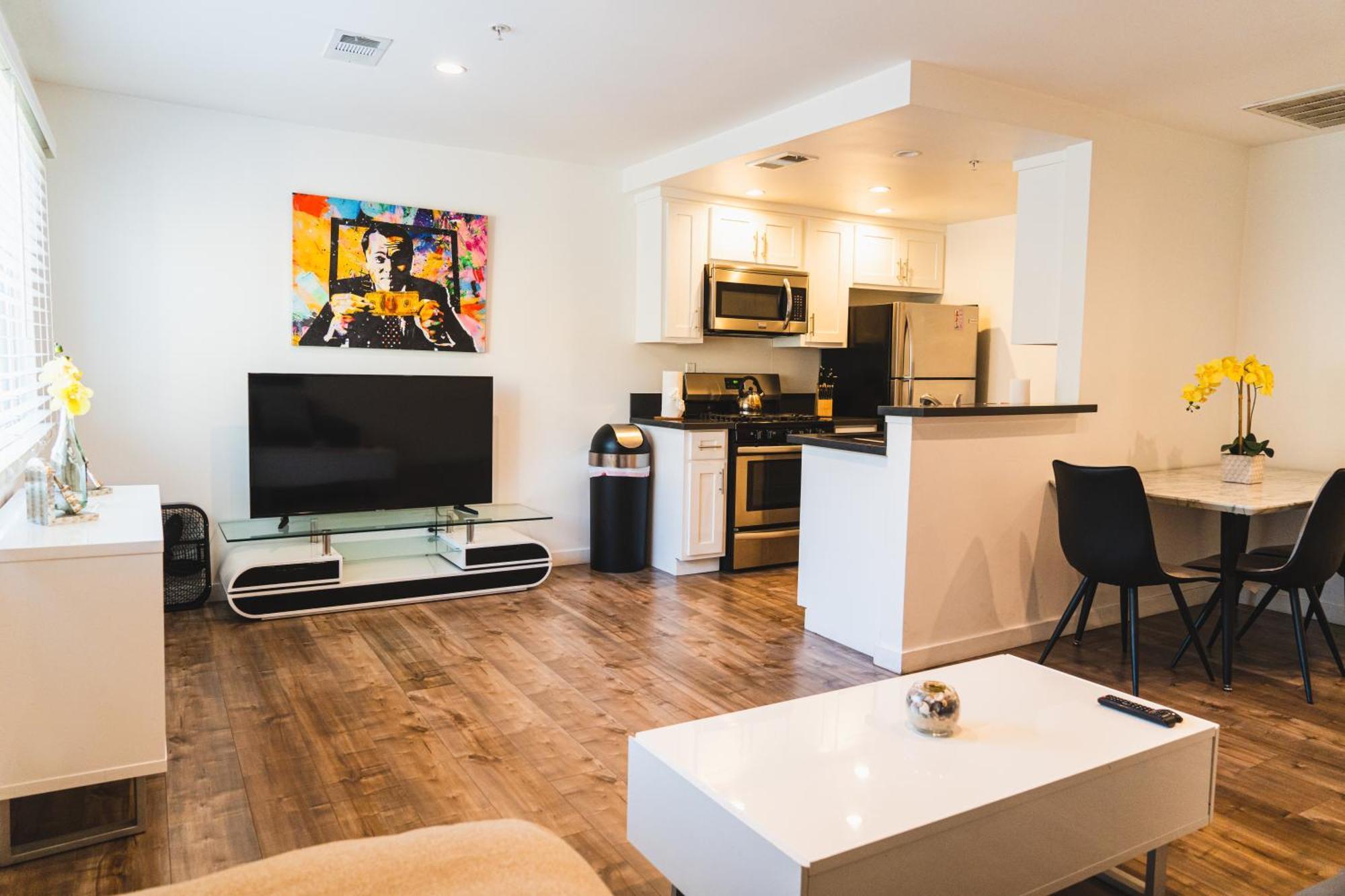 Apartment Chic Large One Bedroom With Dinning Area In Hear Of Koreatown With Free Parking