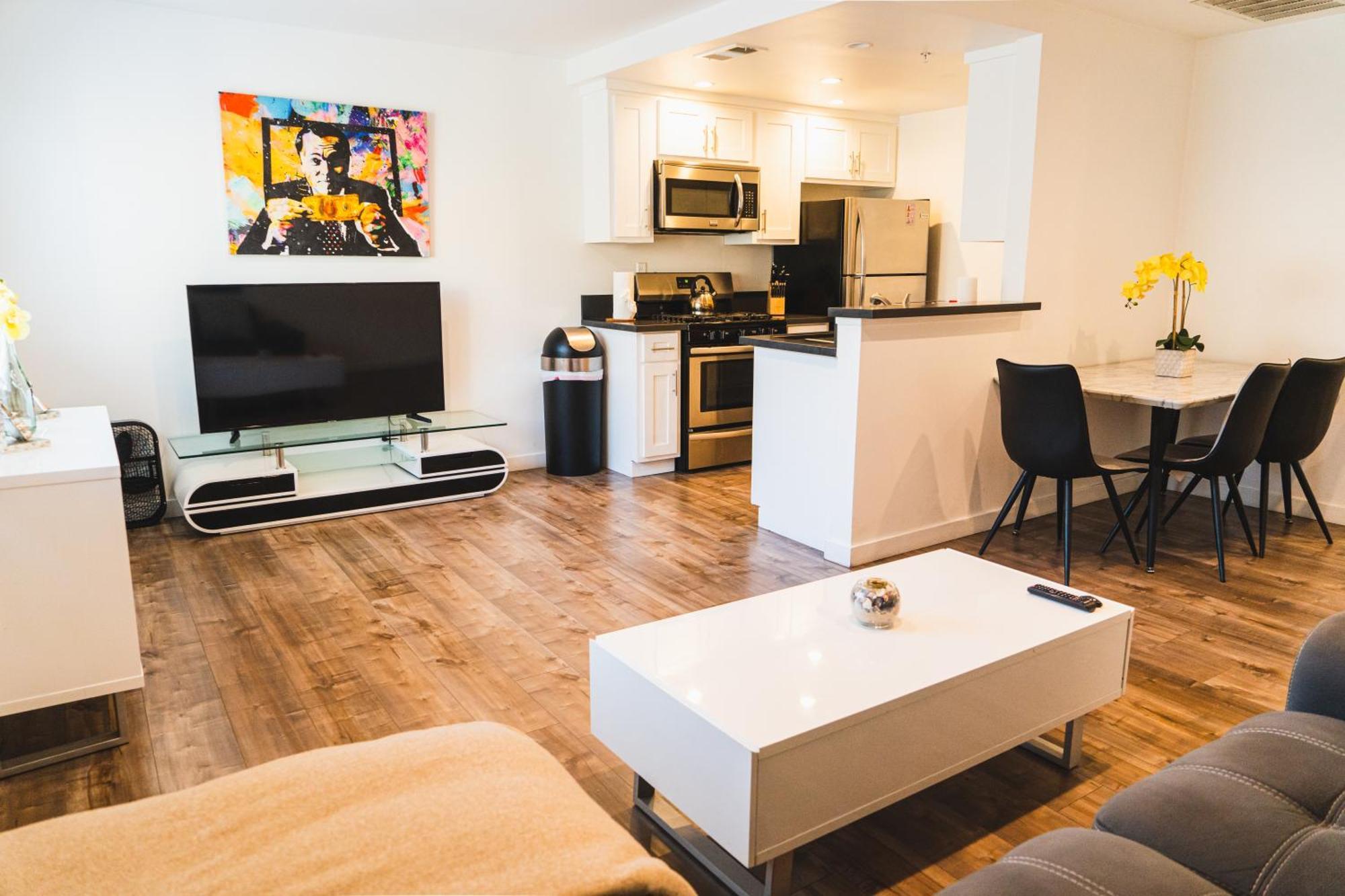 Apartment Chic Large One Bedroom With Dinning Area In Hear Of Koreatown With Free Parking *