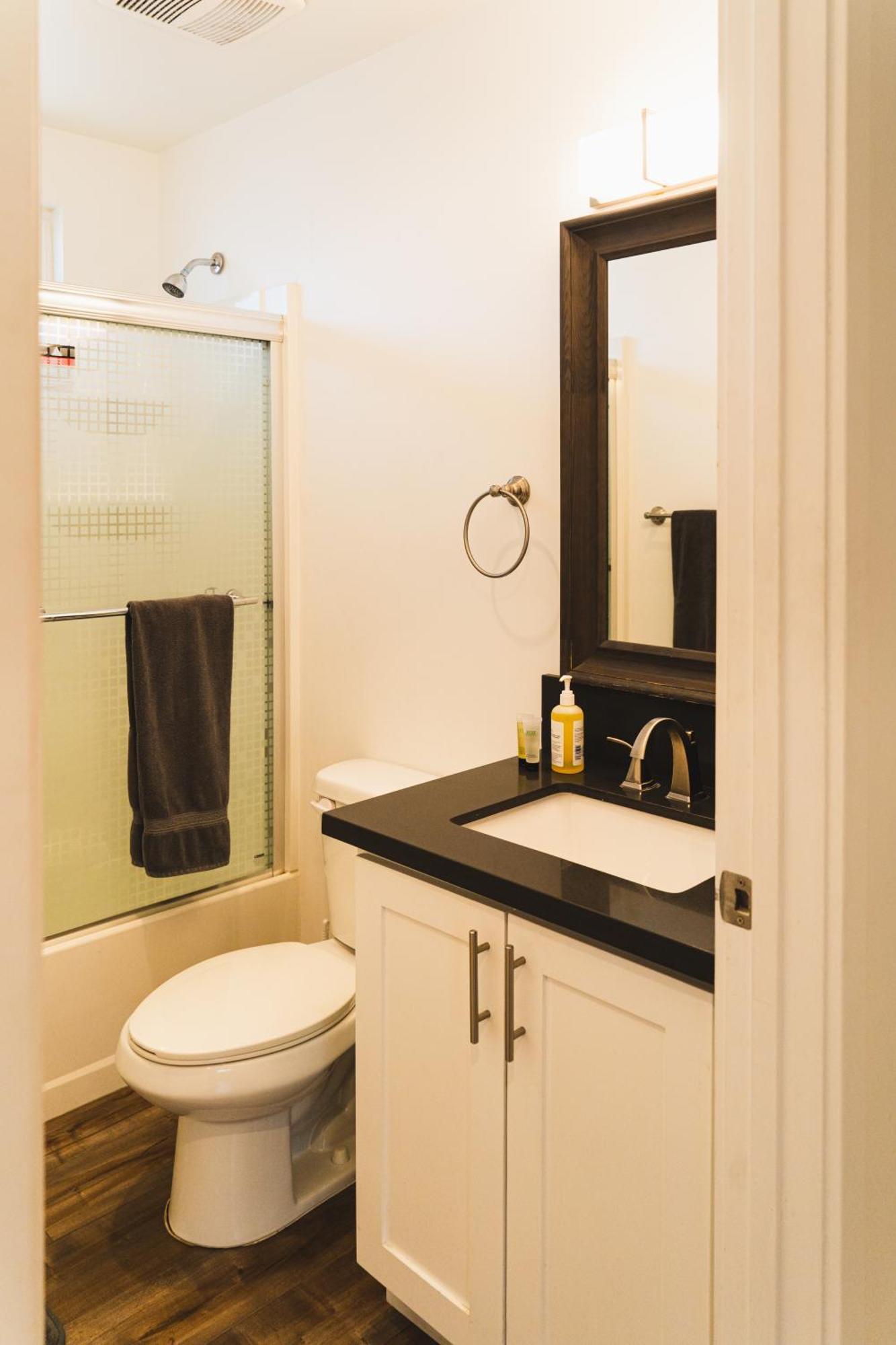 Chic Large One Bedroom With Dinning Area In Hear Of Koreatown With Free Parking Apartment *