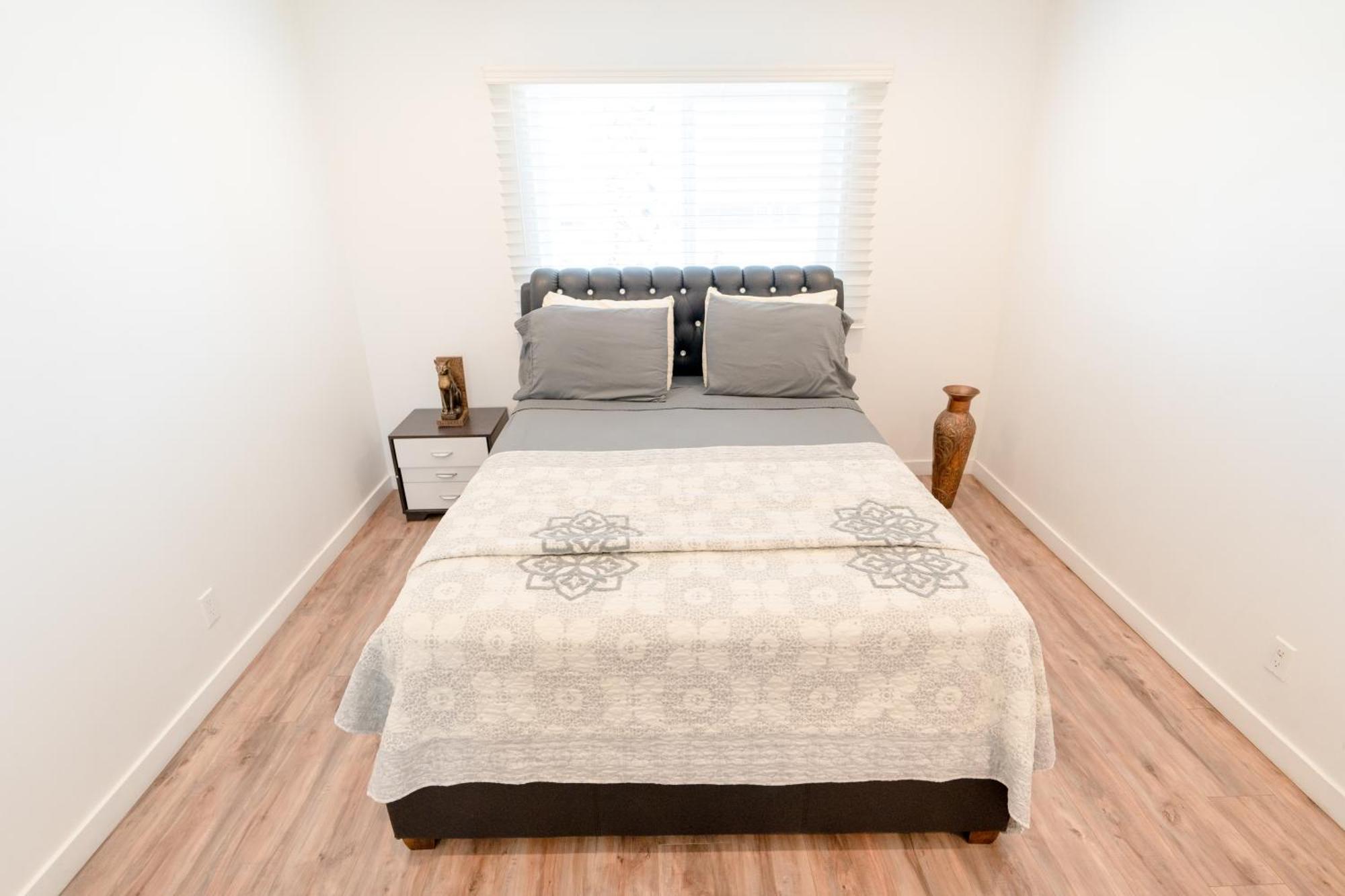 Sleek 1-bedroom With Ac & Gated Parking Space Apartment *