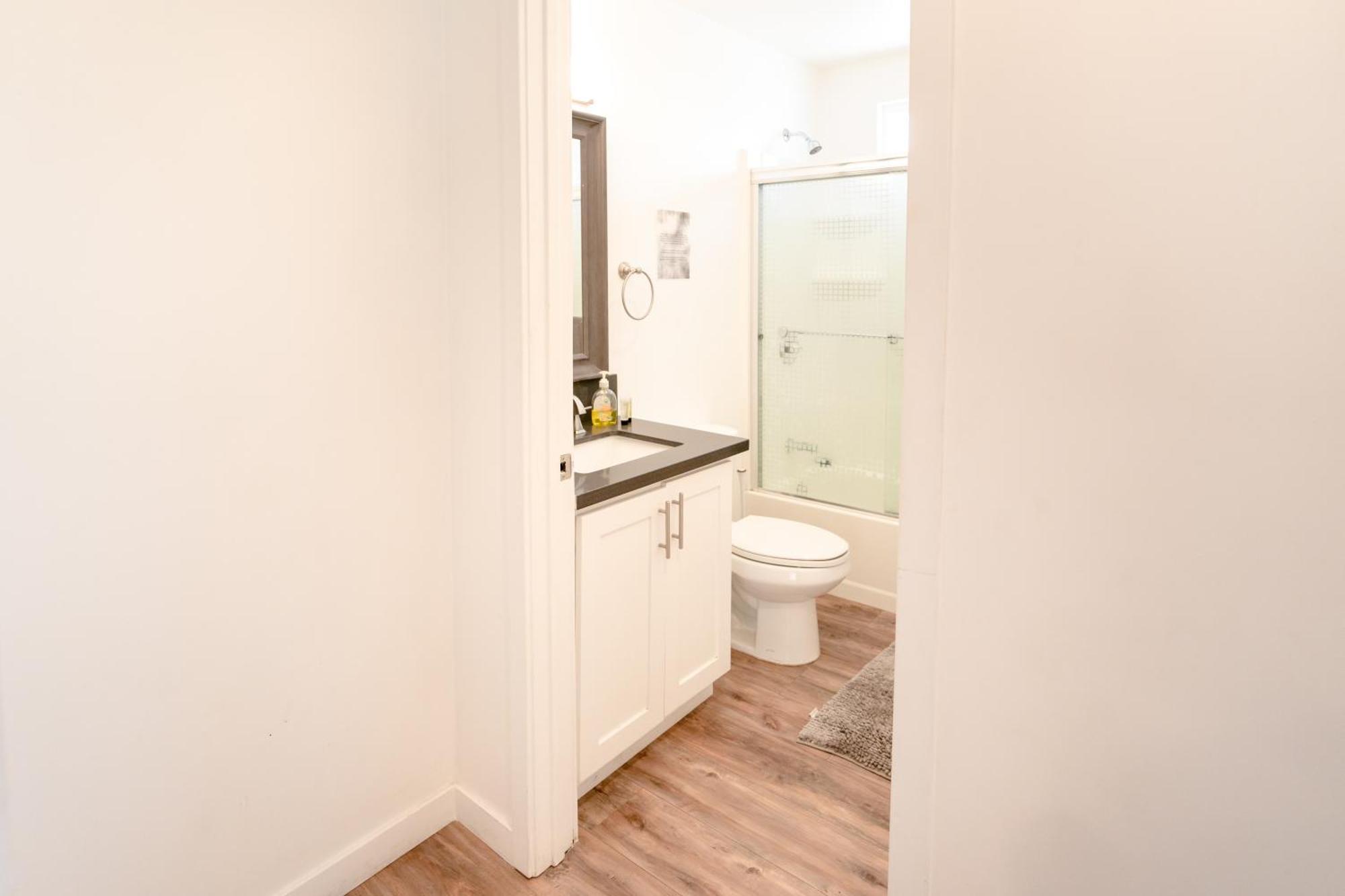 Sleek 1-bedroom With Ac & Gated Parking Space Apartment