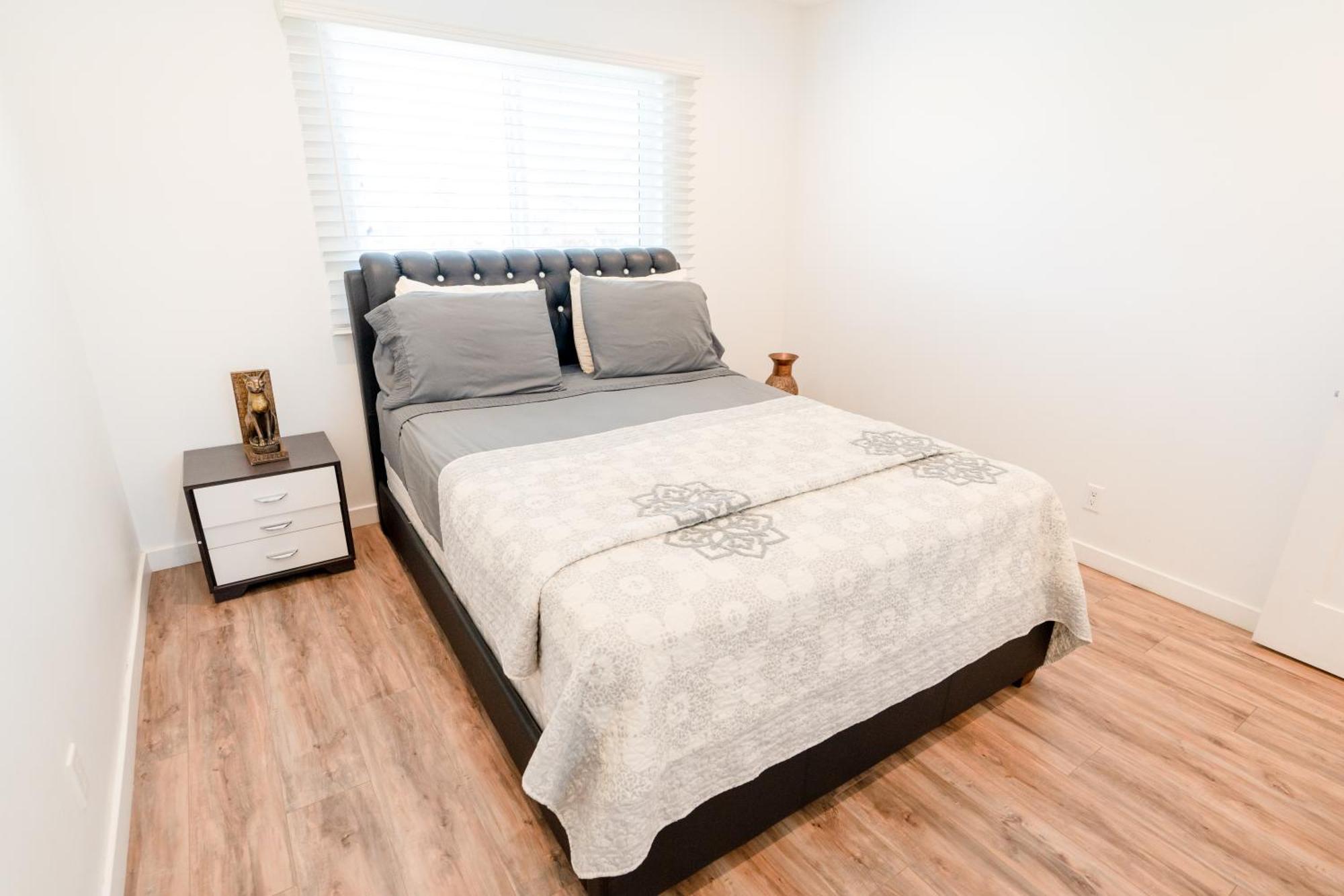 Apartment Sleek 1-bedroom With Ac & Gated Parking Space *