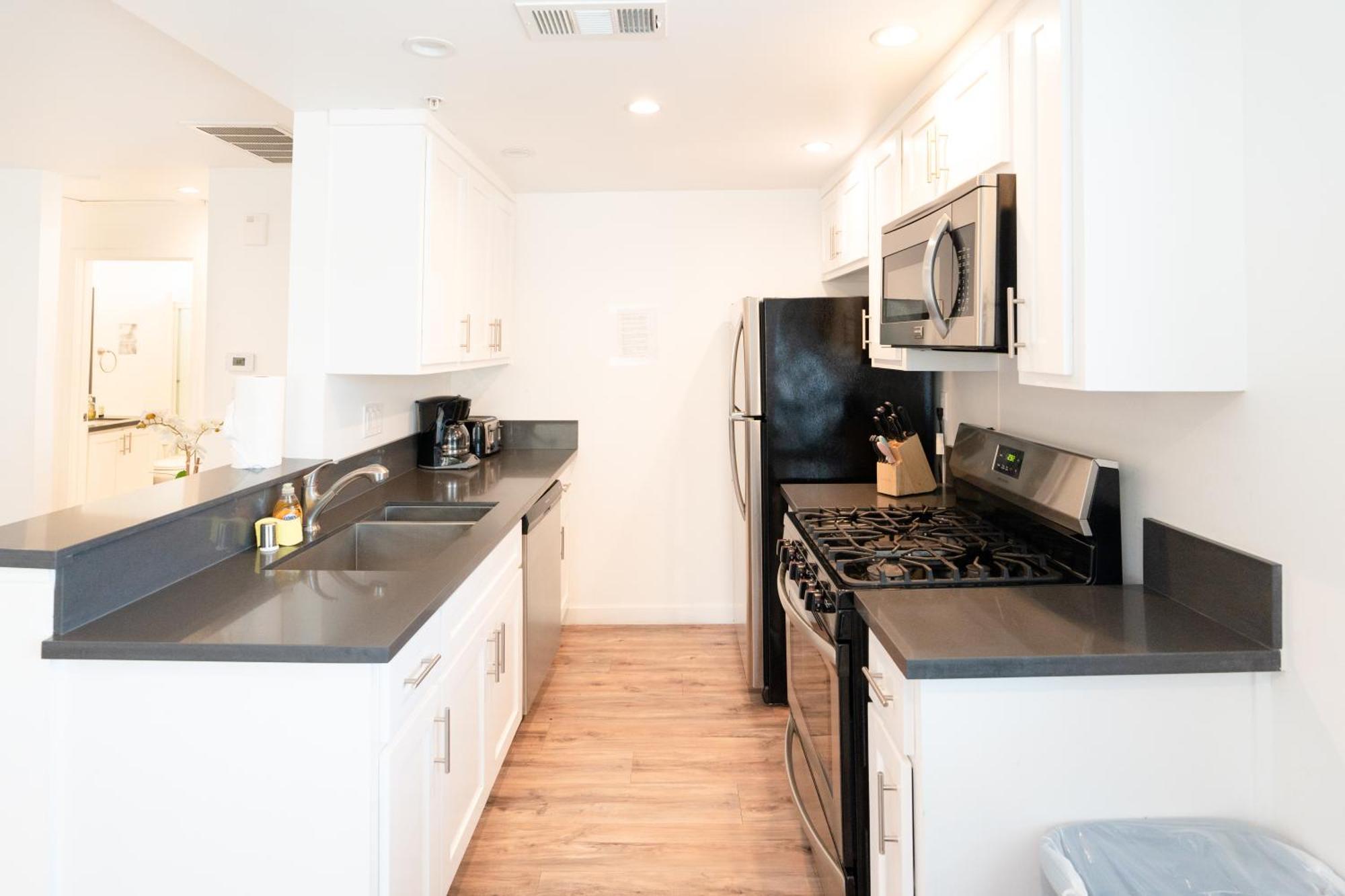 Sleek 1-bedroom With Ac & Gated Parking Space