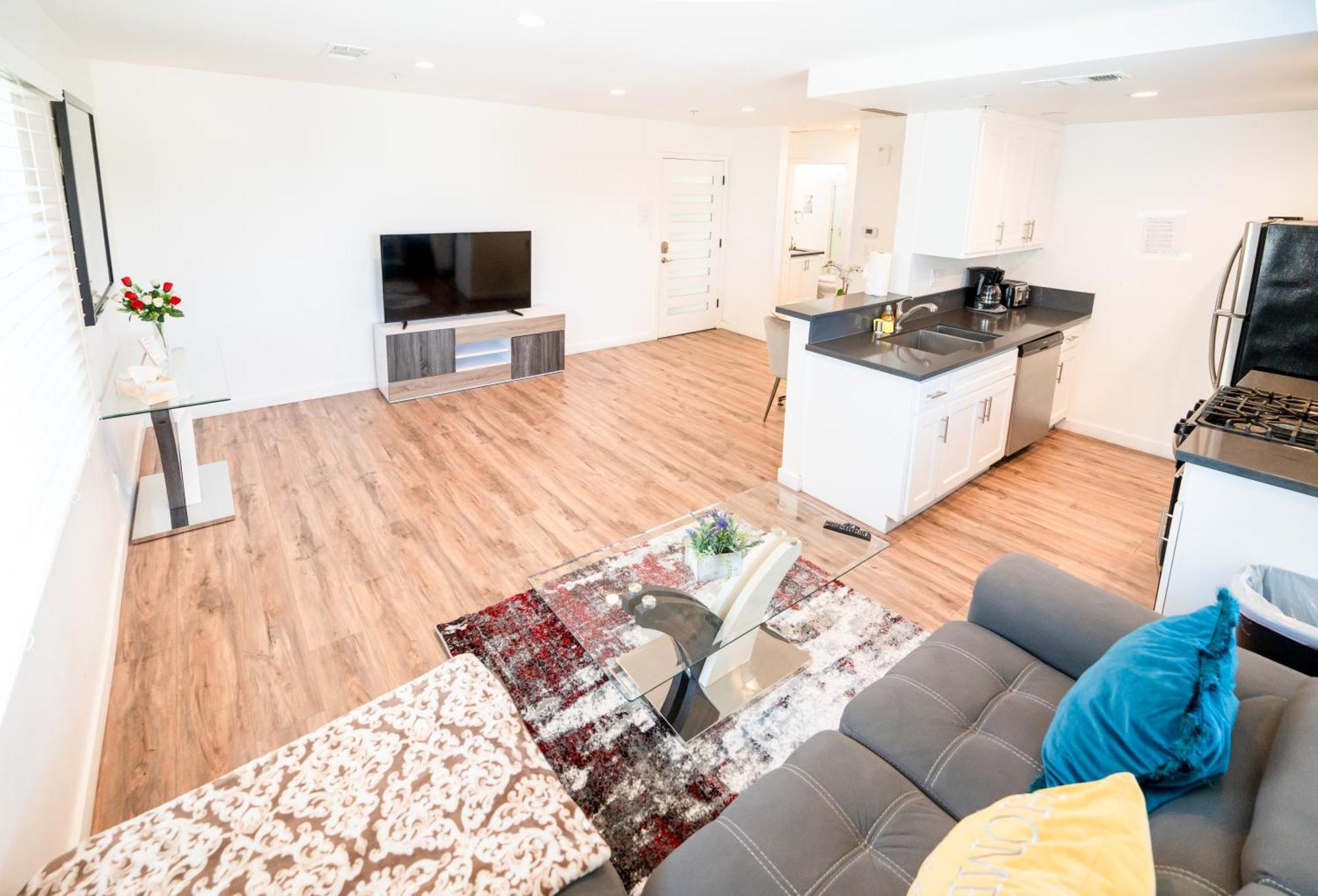 Sleek 1-bedroom With Ac & Gated Parking Space Apartment Los Angeles