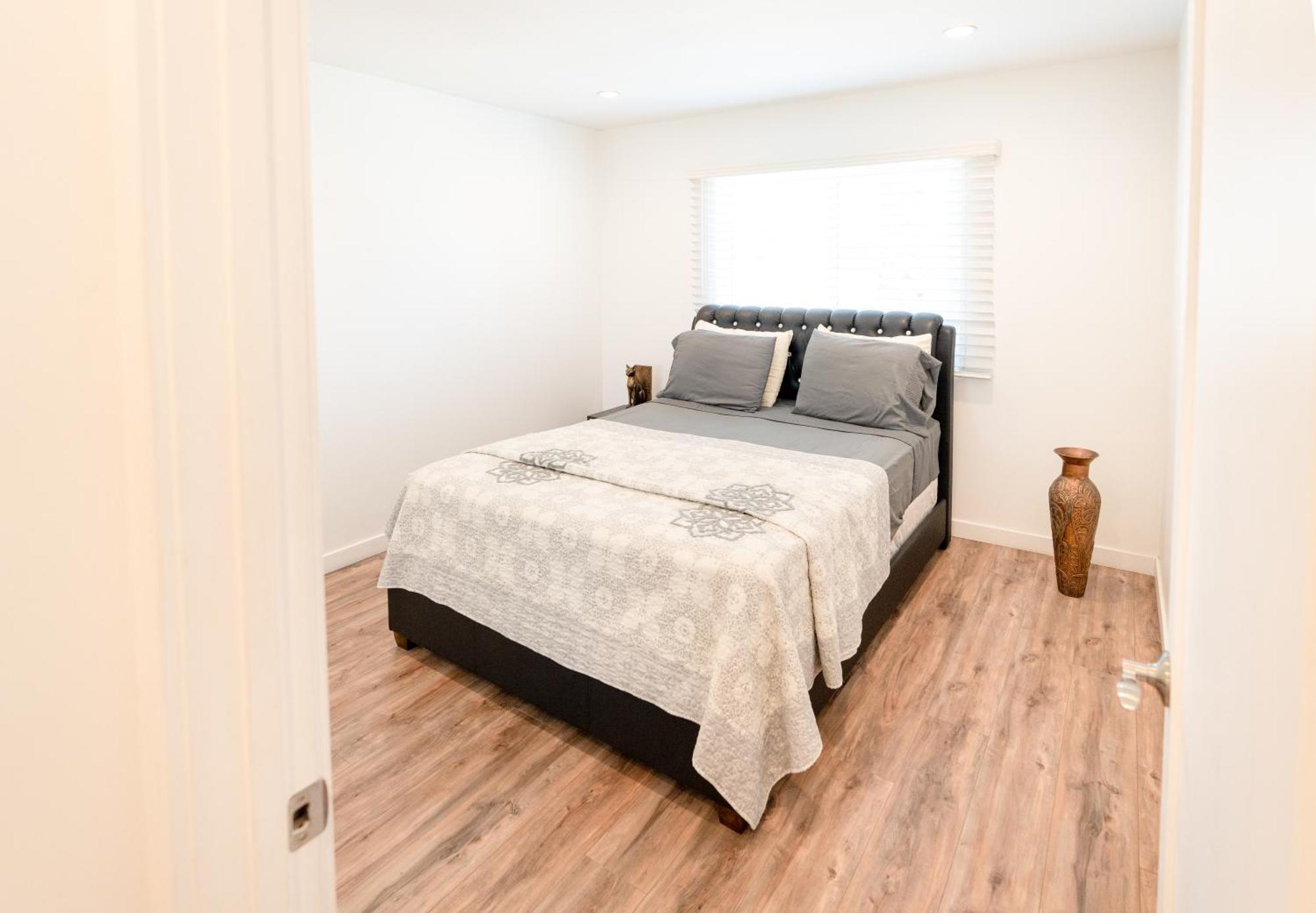 Sleek 1-bedroom With Ac & Gated Parking Space