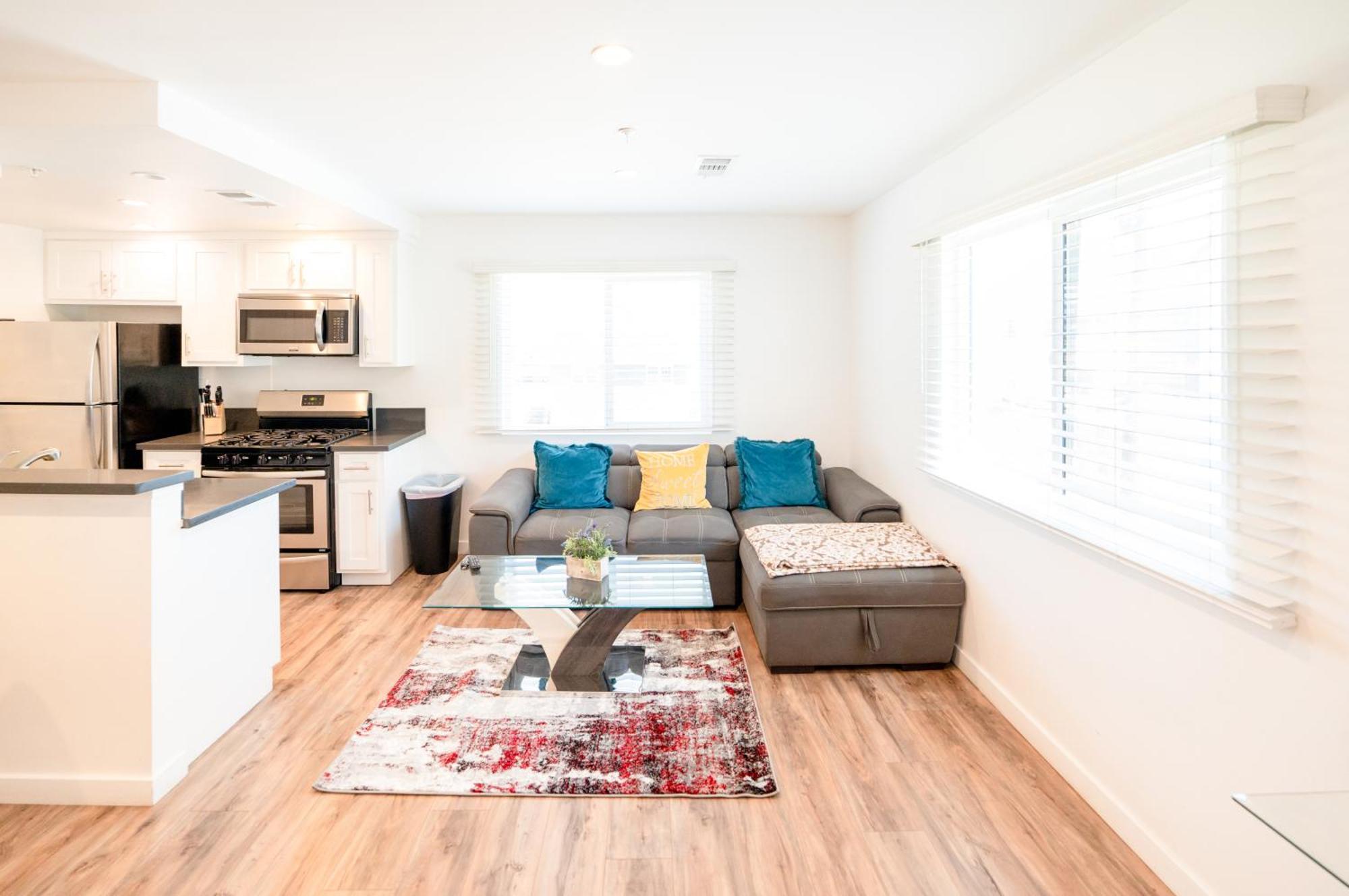 Apartment Sleek 1-bedroom With Ac & Gated Parking Space *