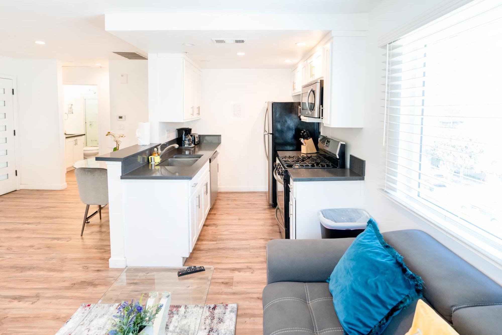 Sleek 1-bedroom With Ac & Gated Parking Space *