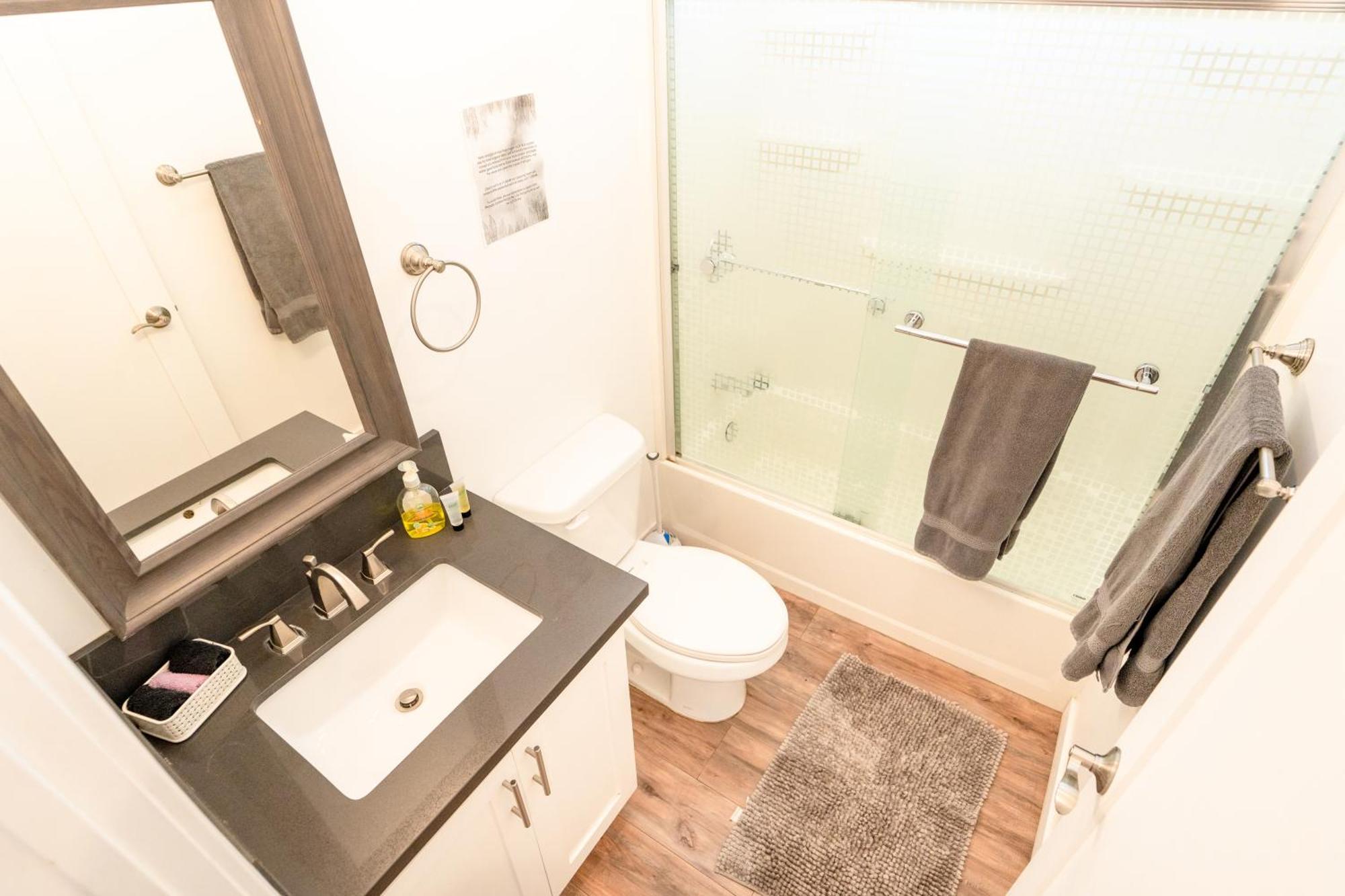 Apartment Sleek 1-bedroom With Ac & Gated Parking Space *