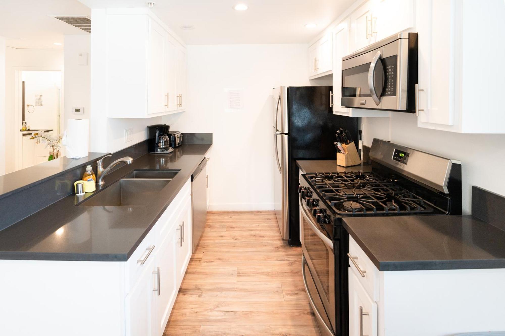 Sleek 1-bedroom With Ac & Gated Parking Space Apartment