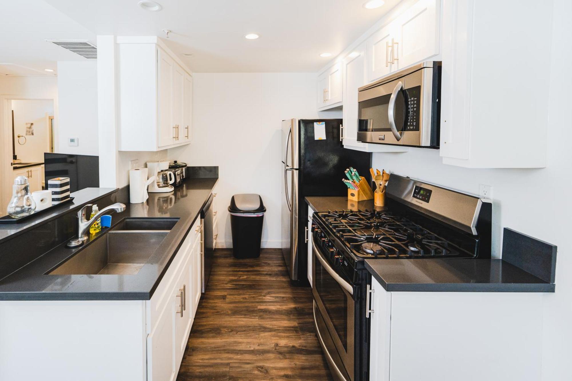 Apartment Chic 1-bedroom With Dinning Area In Location Close To Downtown With Free Parking