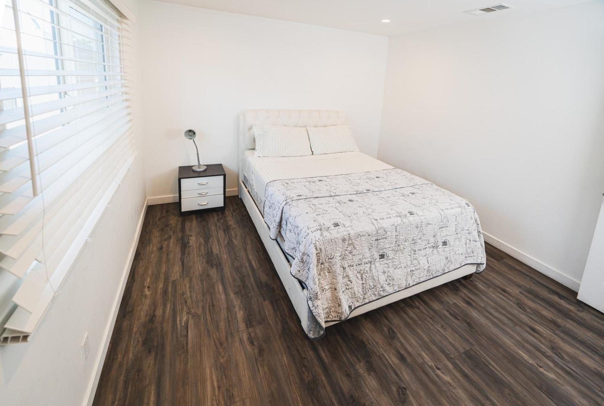Apartment Chic 1-bedroom With Dinning Area In Location Close To Downtown With Free Parking *