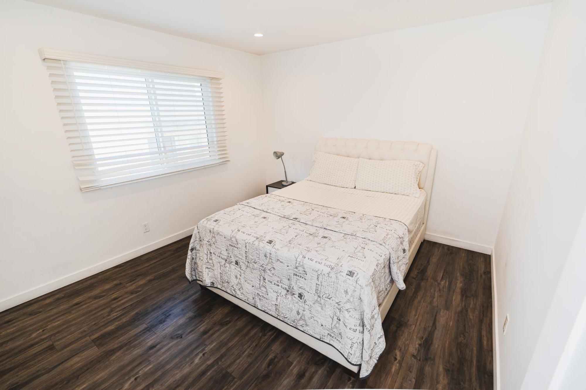 Chic 1-bedroom With Dinning Area In Location Close To Downtown With Free Parking Apartment
