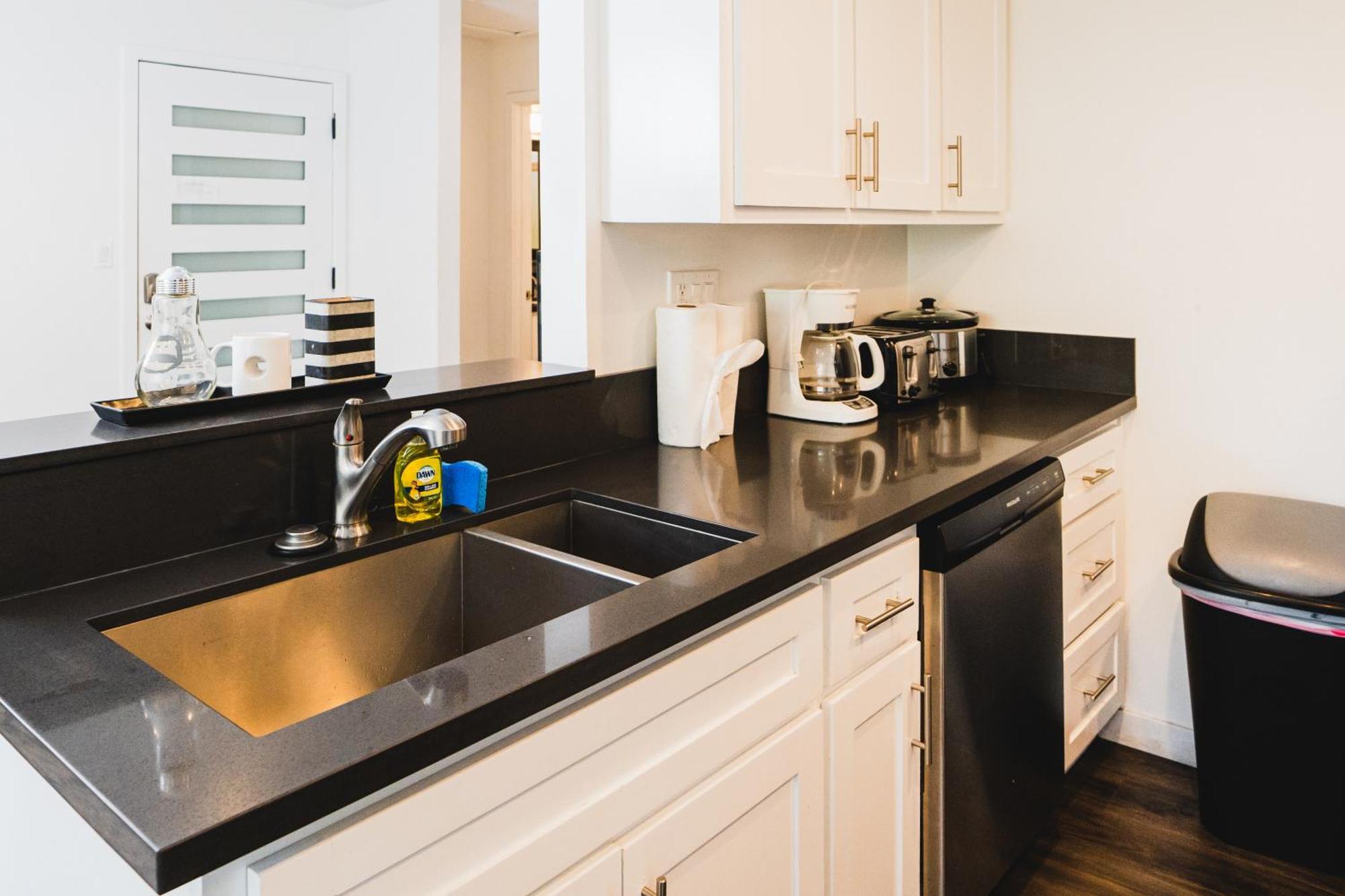 Chic 1-bedroom With Dinning Area In Location Close To Downtown With Free Parking Apartment *