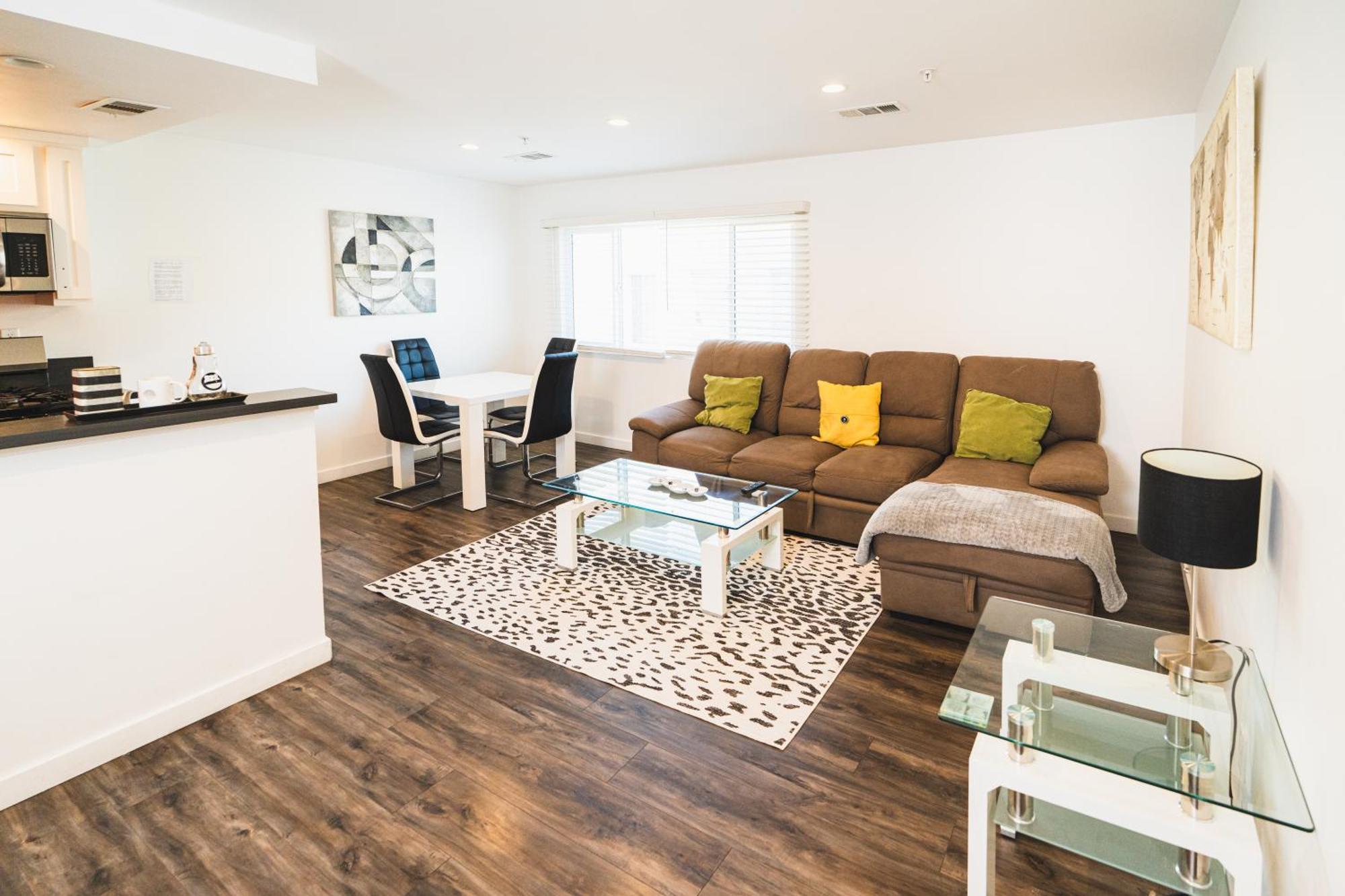 Apartment Chic 1-bedroom With Dinning Area In Location Close To Downtown With Free Parking