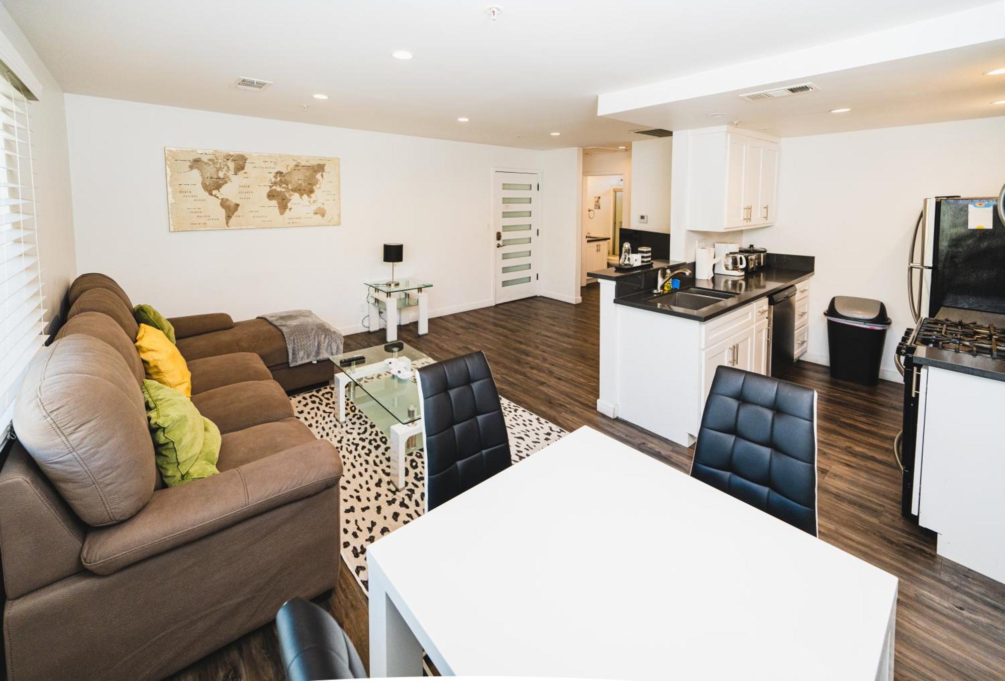 Apartment Chic 1-bedroom With Dinning Area In Location Close To Downtown With Free Parking *