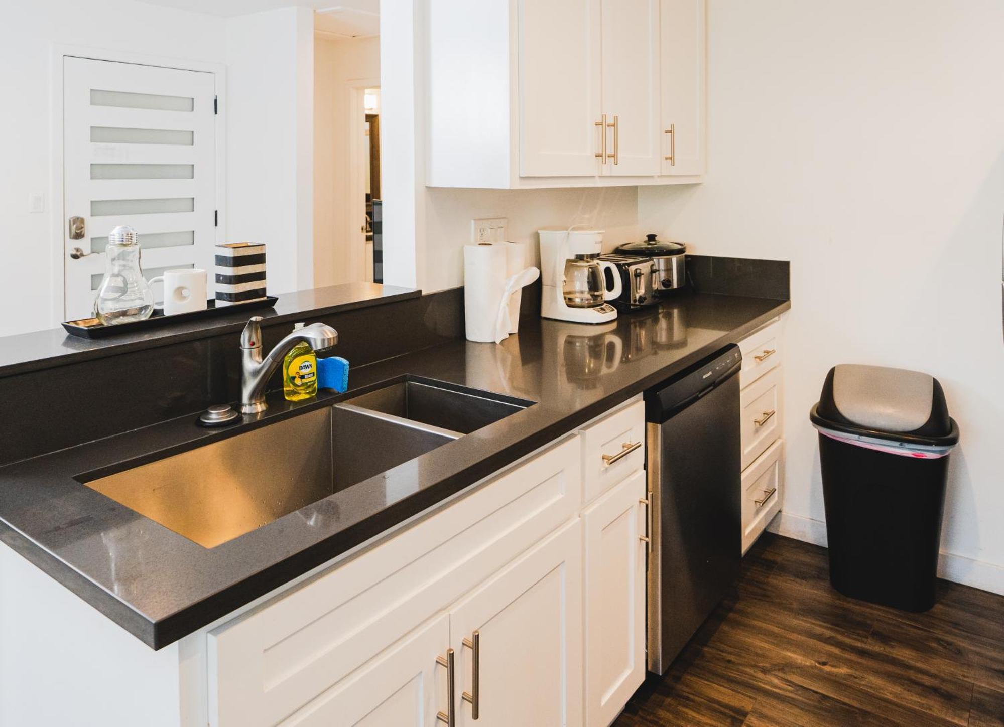 Apartment Chic 1-bedroom With Dinning Area In Location Close To Downtown With Free Parking *