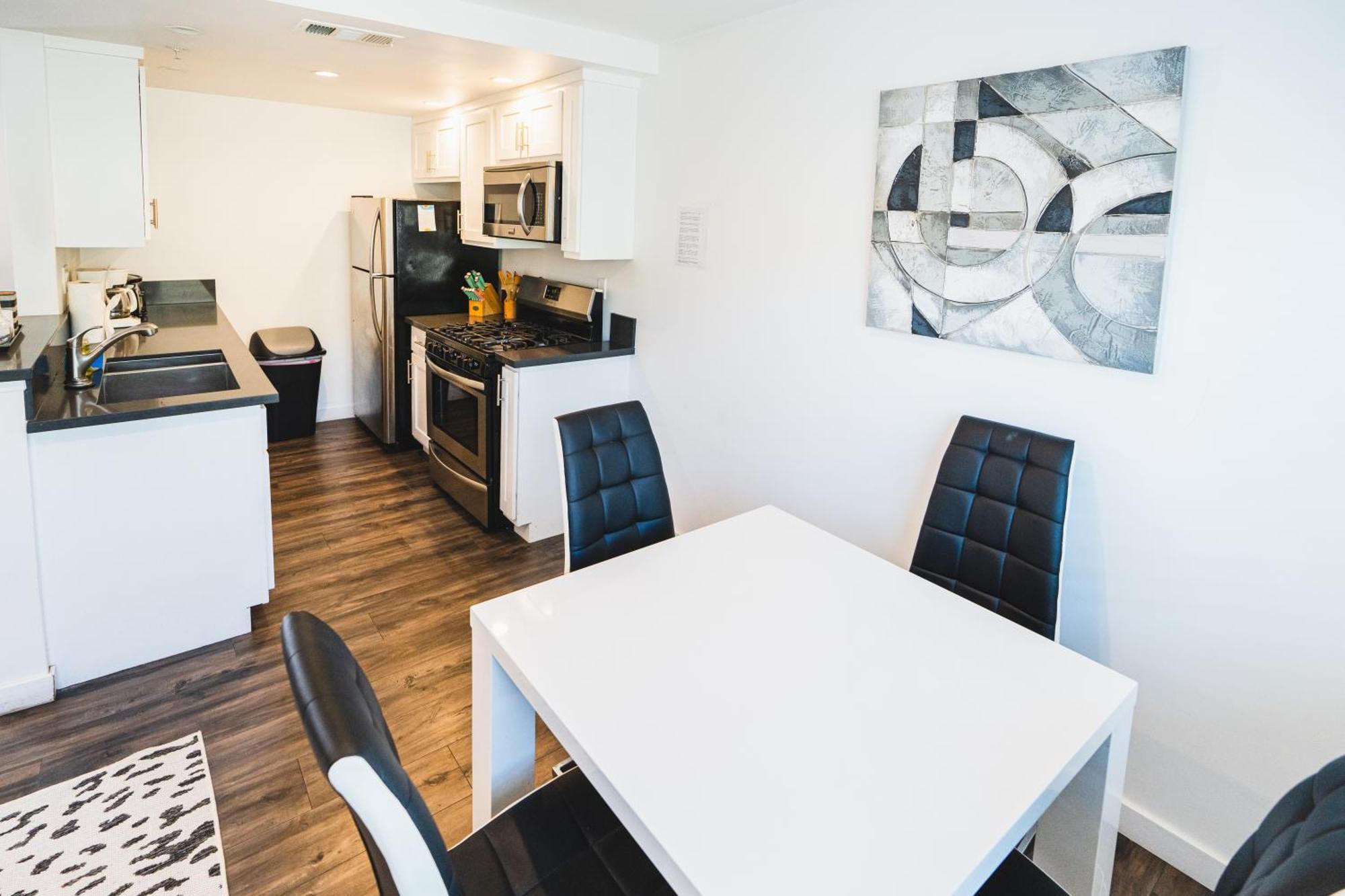 Chic 1-bedroom With Dinning Area In Location Close To Downtown With Free Parking Apartment Los Angeles