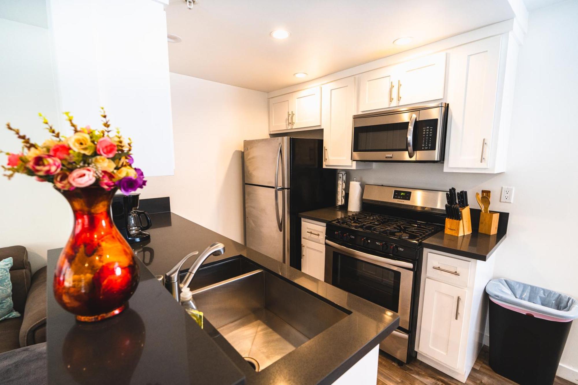 Apartment Stylish One Bedroom In Hollywood Koreatown Area With Parking *