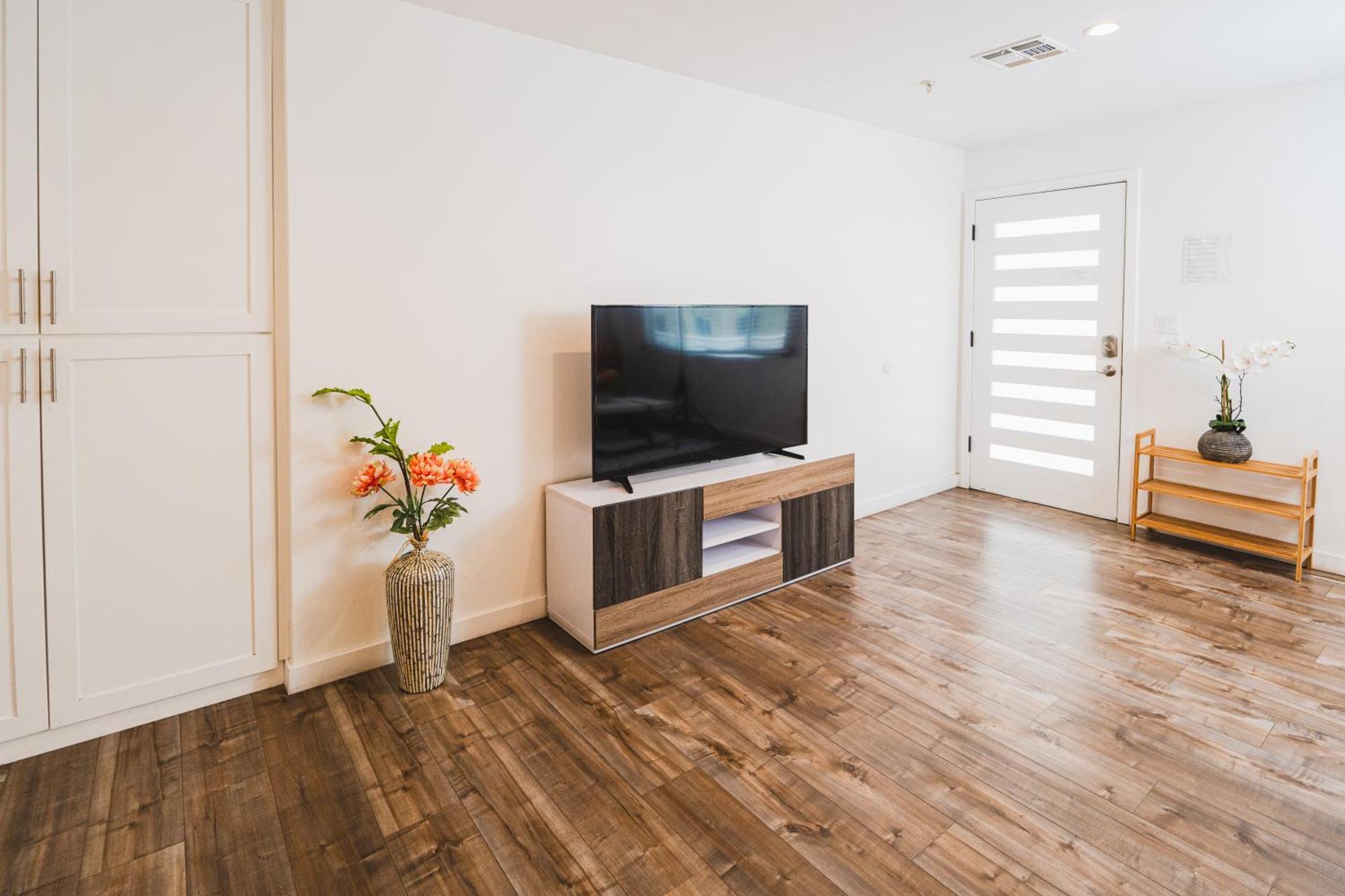 Stylish One Bedroom In Hollywood Koreatown Area With Parking Apartment